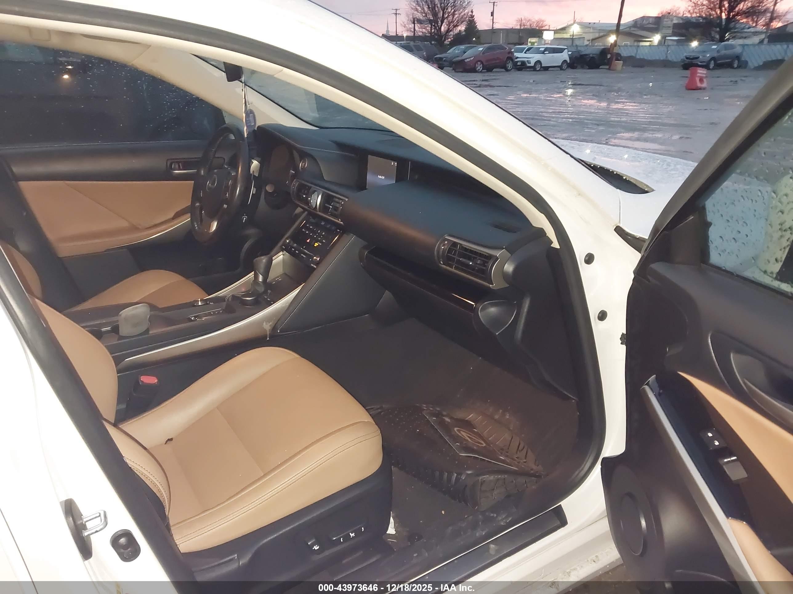 LEXUS IS image 5