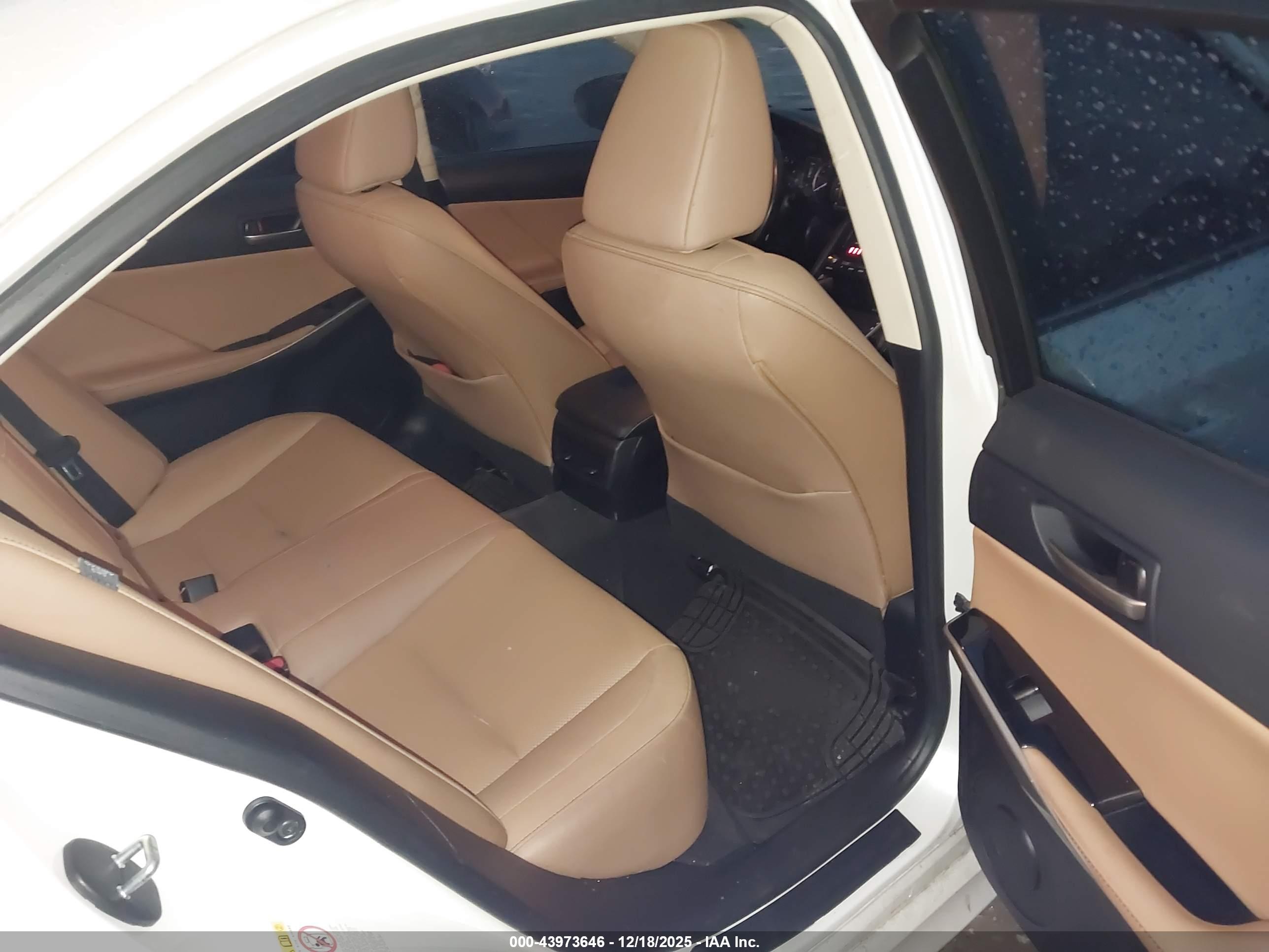 LEXUS IS image 8