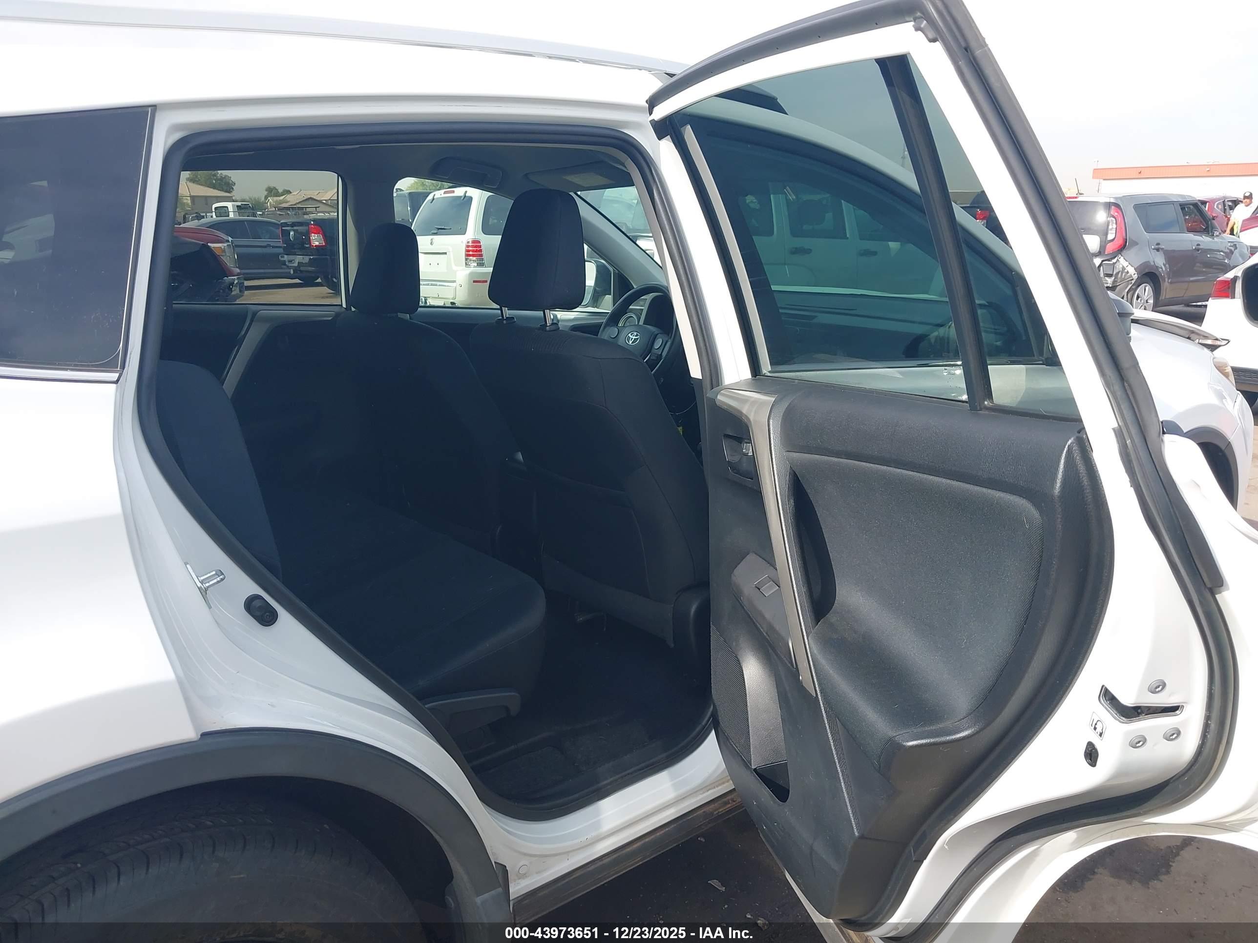 TOYOTA RAV4 image 8