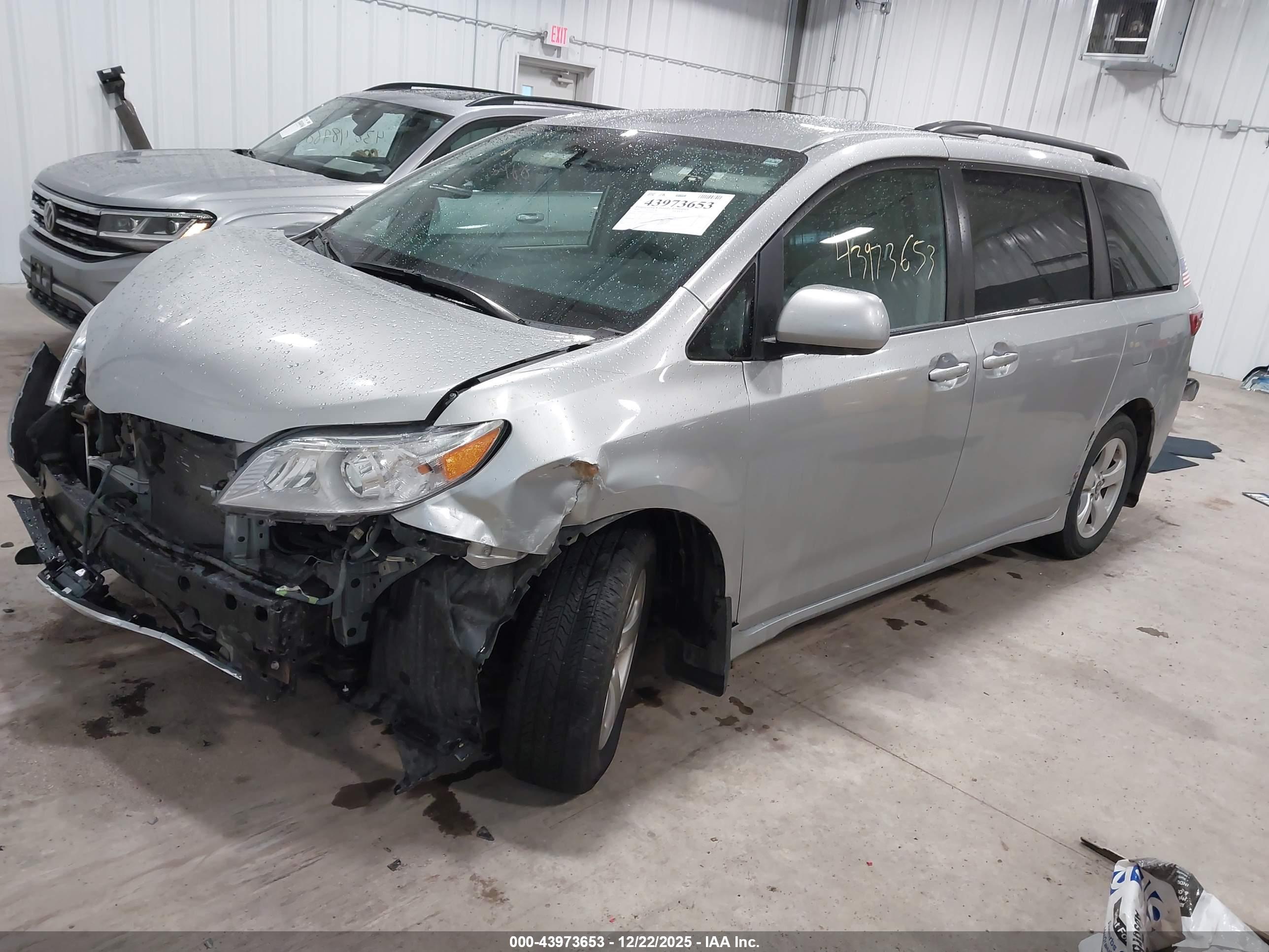 TOYOTA SIENNA image 2