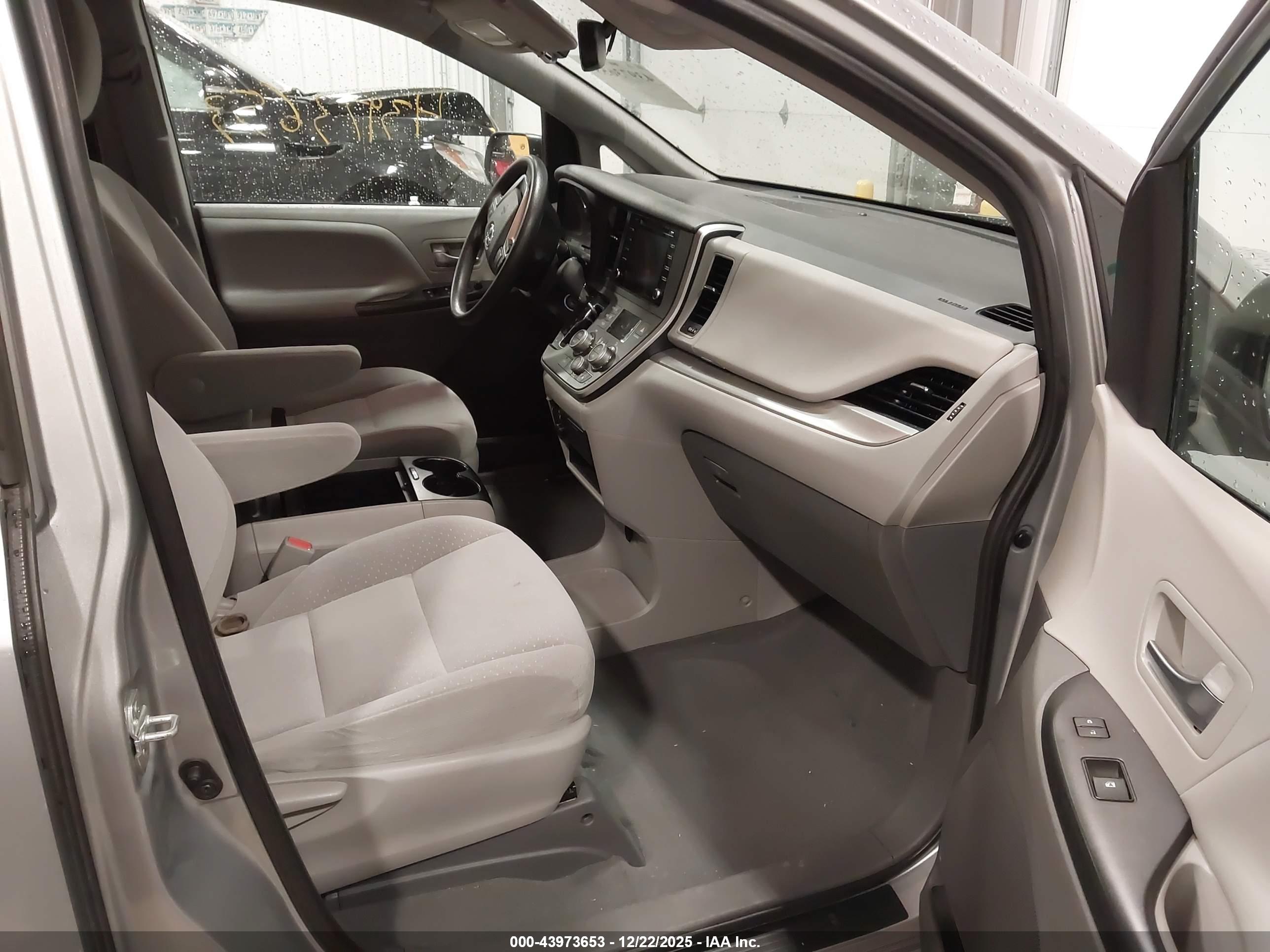 TOYOTA SIENNA image 5