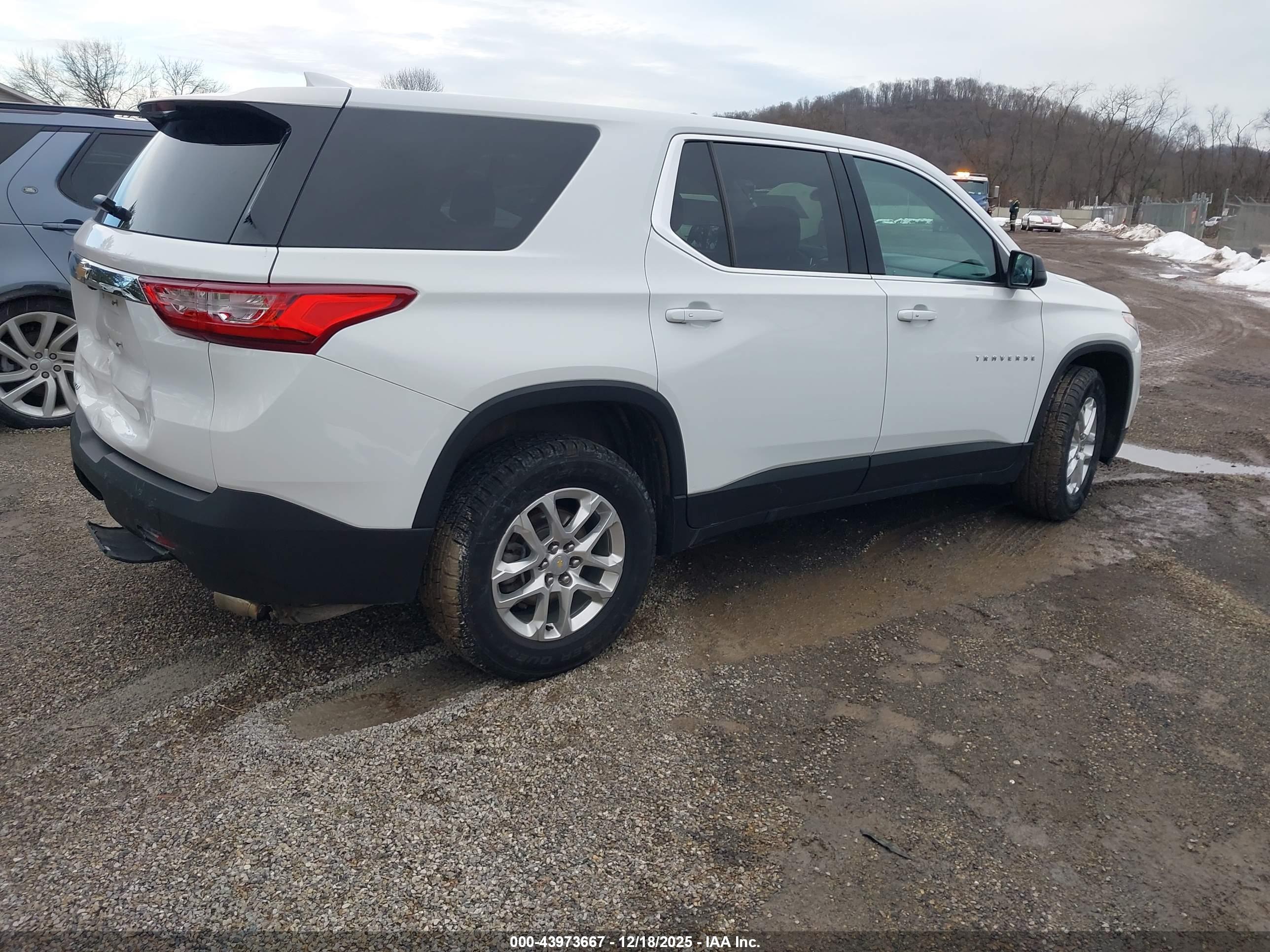 CHEVROLET TRAVERSE image 4