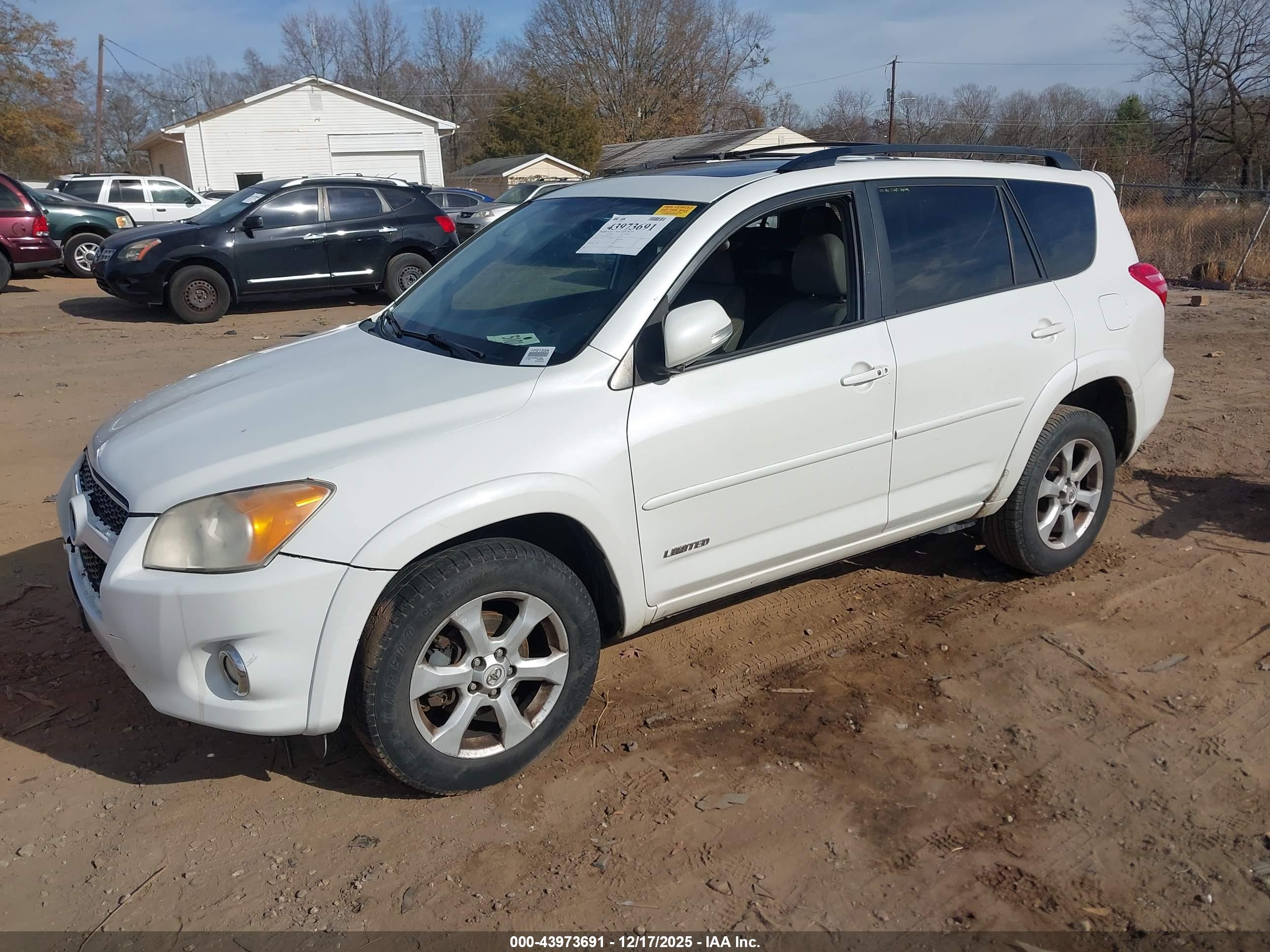 TOYOTA RAV4 image 2