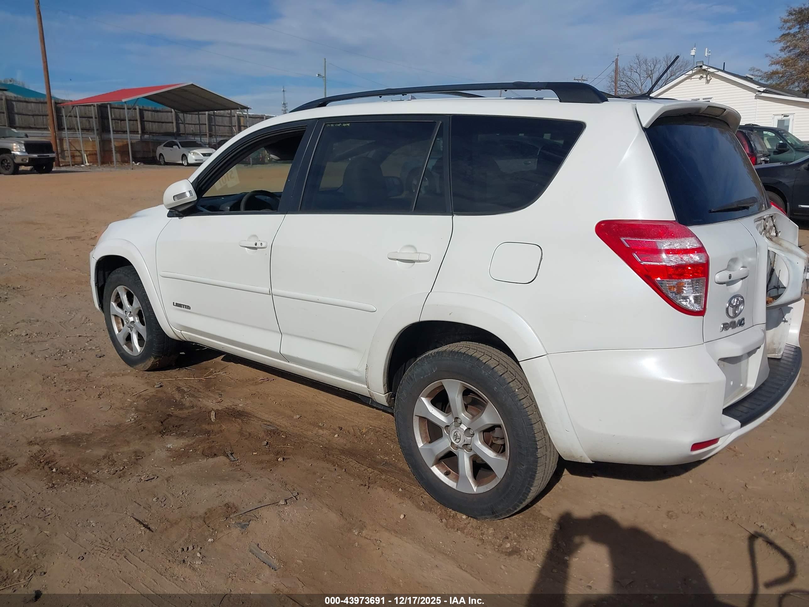 TOYOTA RAV4 image 3