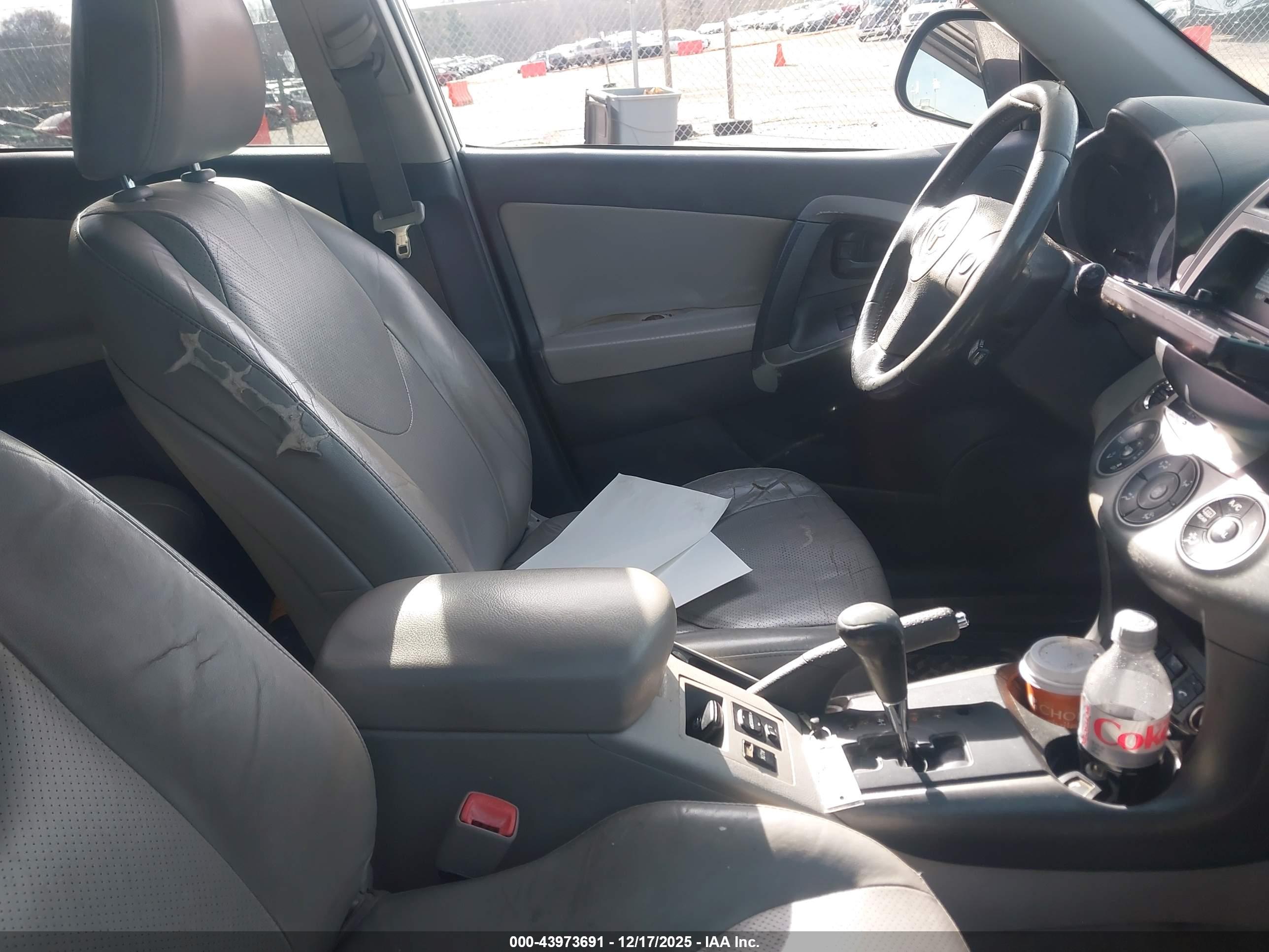 TOYOTA RAV4 image 5