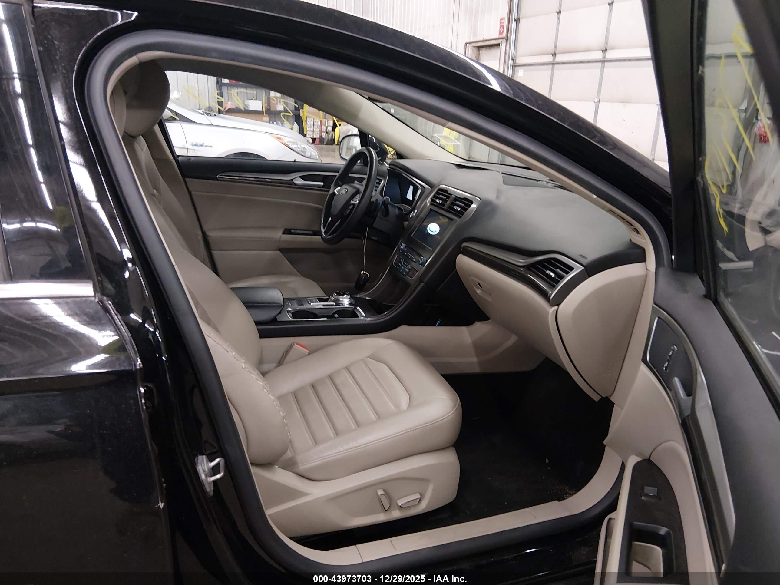 FORD FUSION image 5