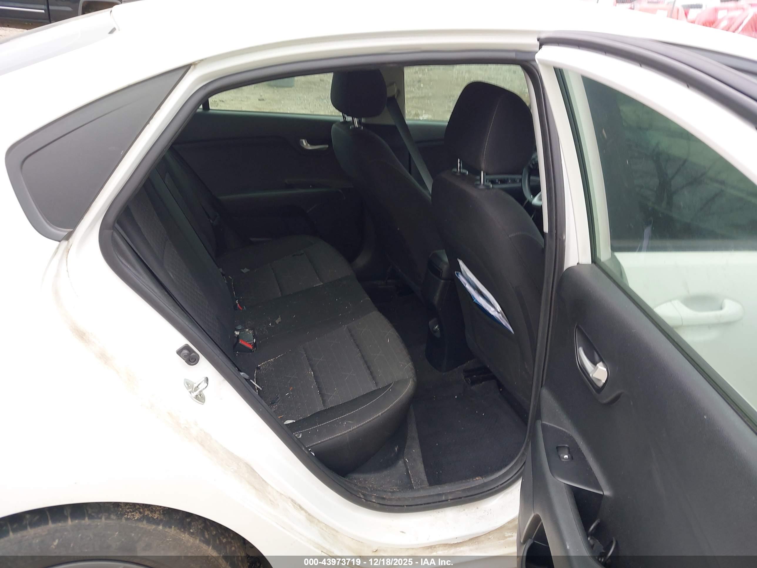 KIA RIO image 8