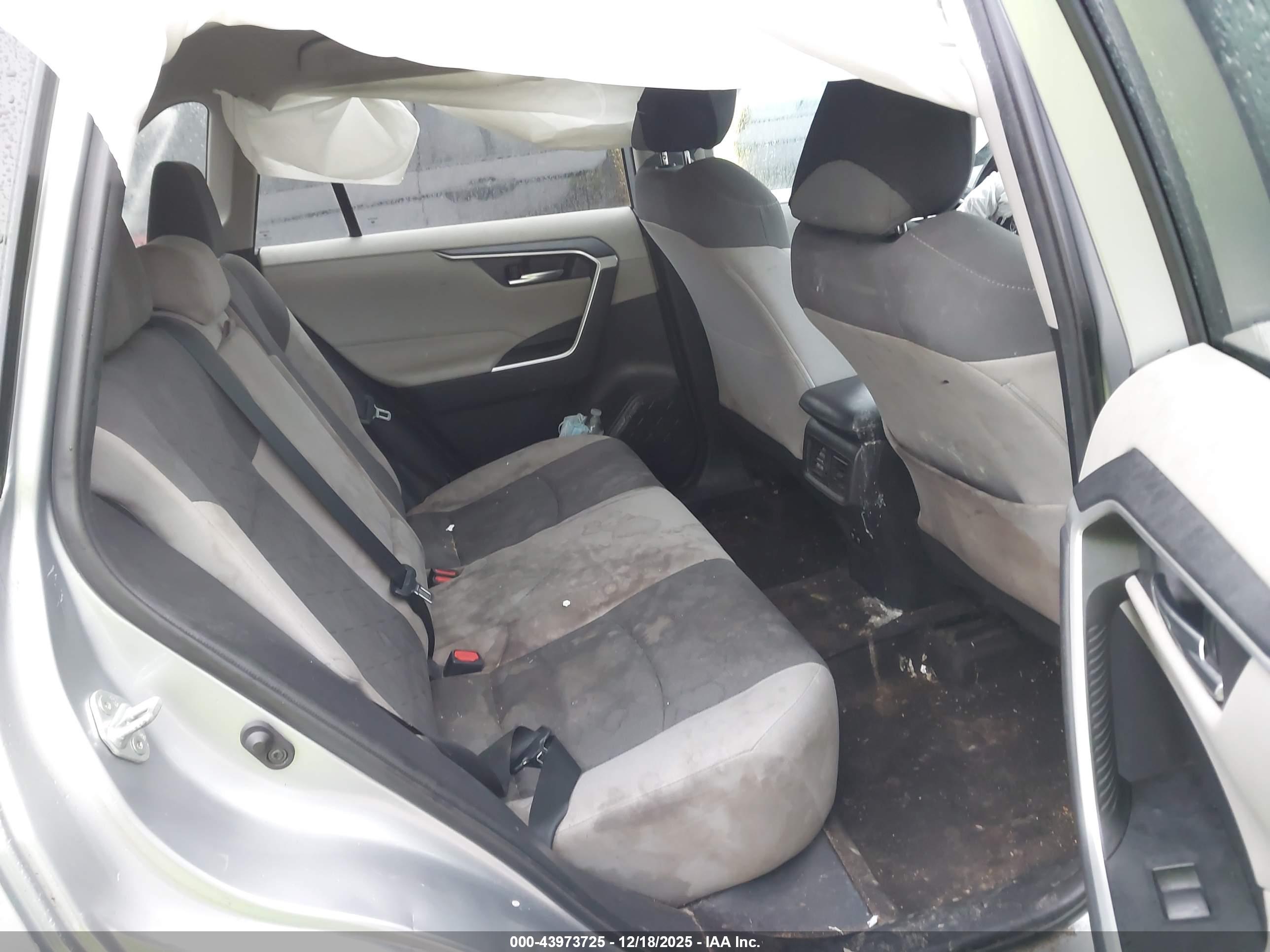 TOYOTA RAV4 image 8