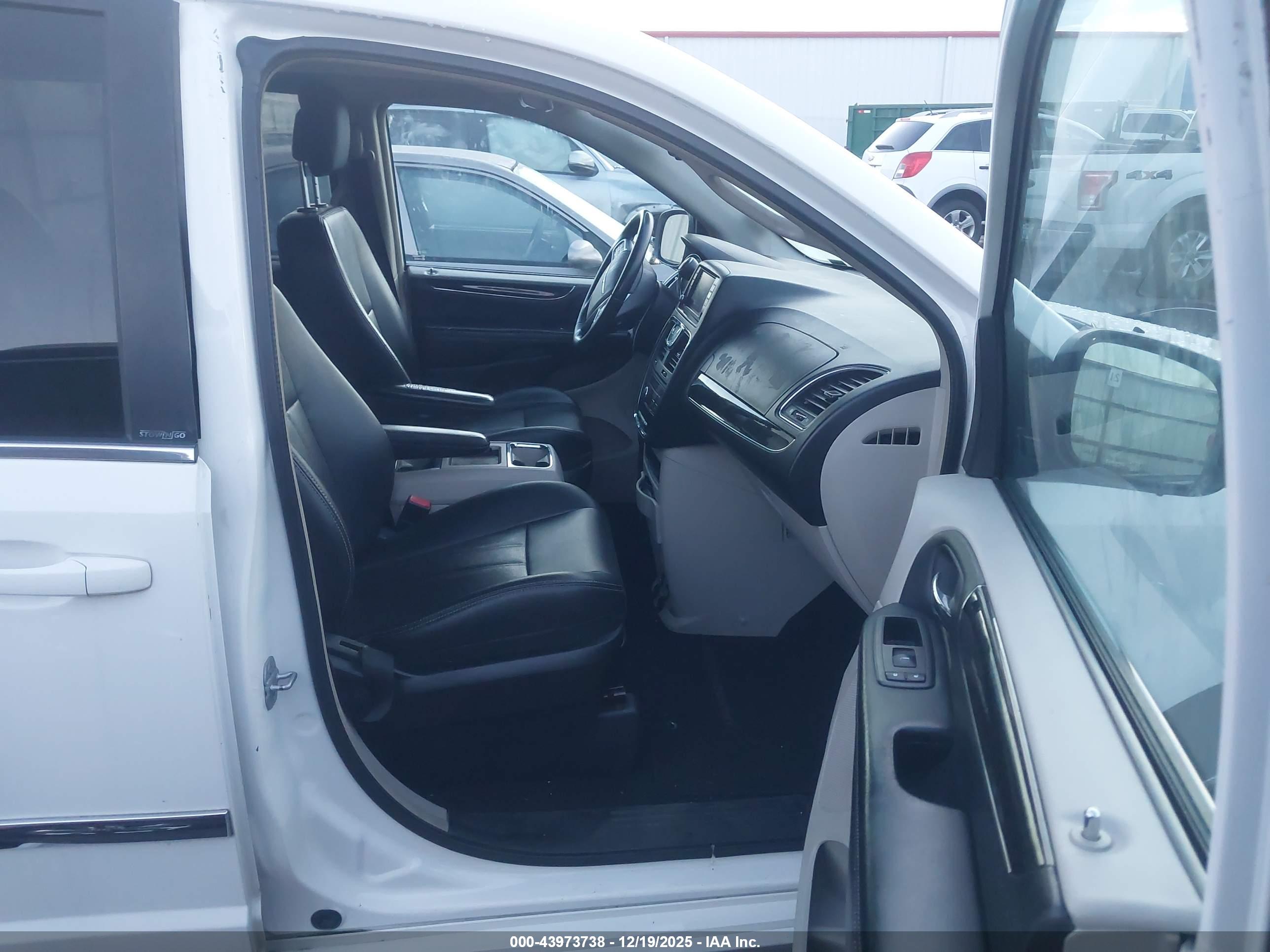 CHRYSLER TOWN image 5