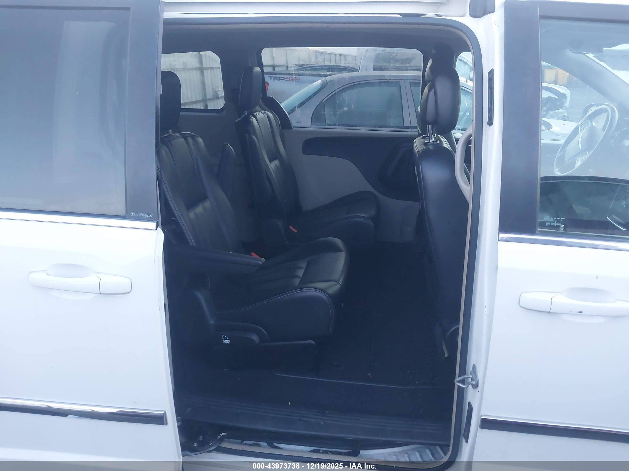 CHRYSLER TOWN image 8