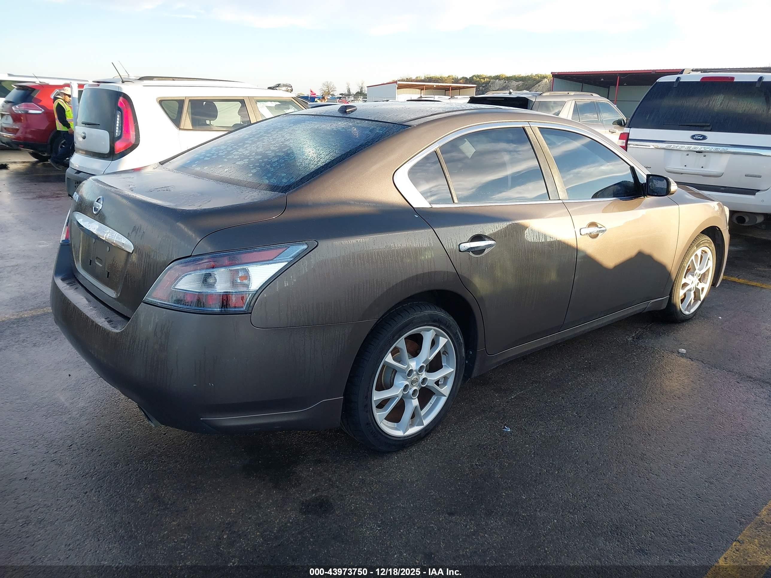 NISSAN MAXIMA image 4