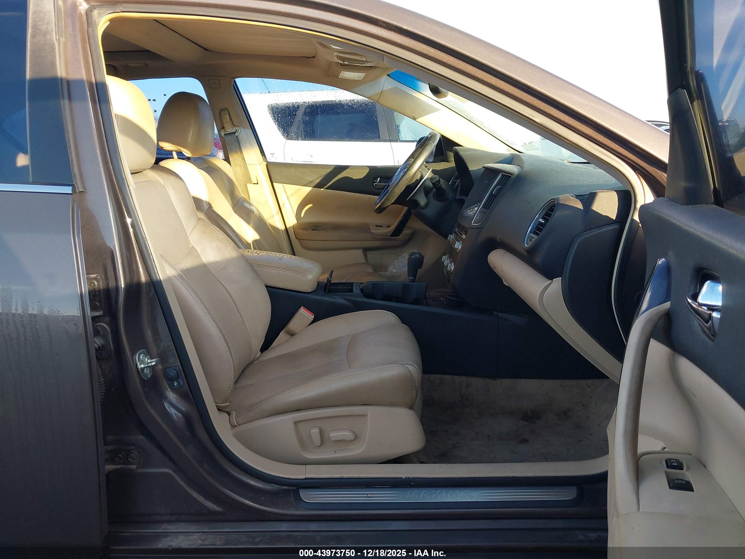 NISSAN MAXIMA image 5