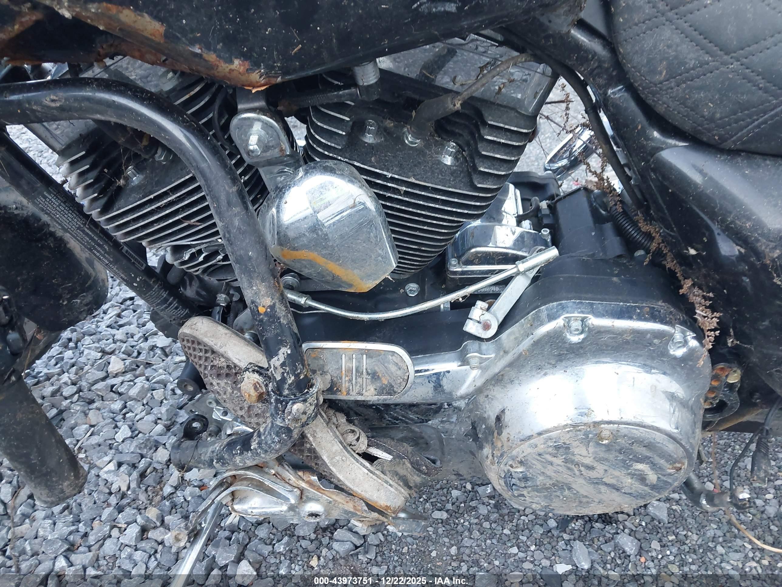HARLEY-DAVIDSON FLTRX image 9