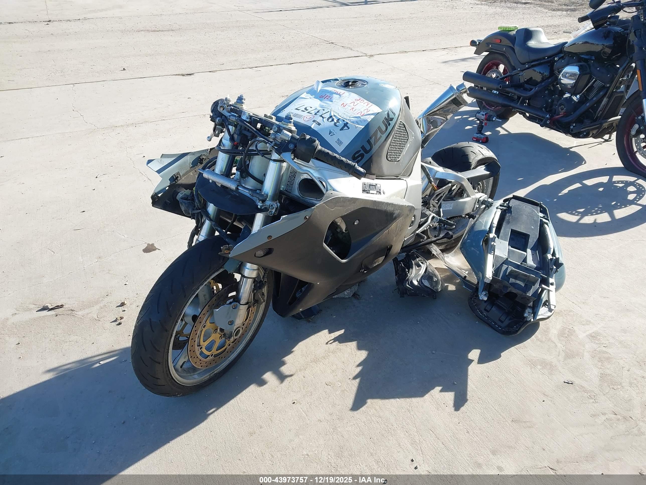 SUZUKI GSX-R750 image 2