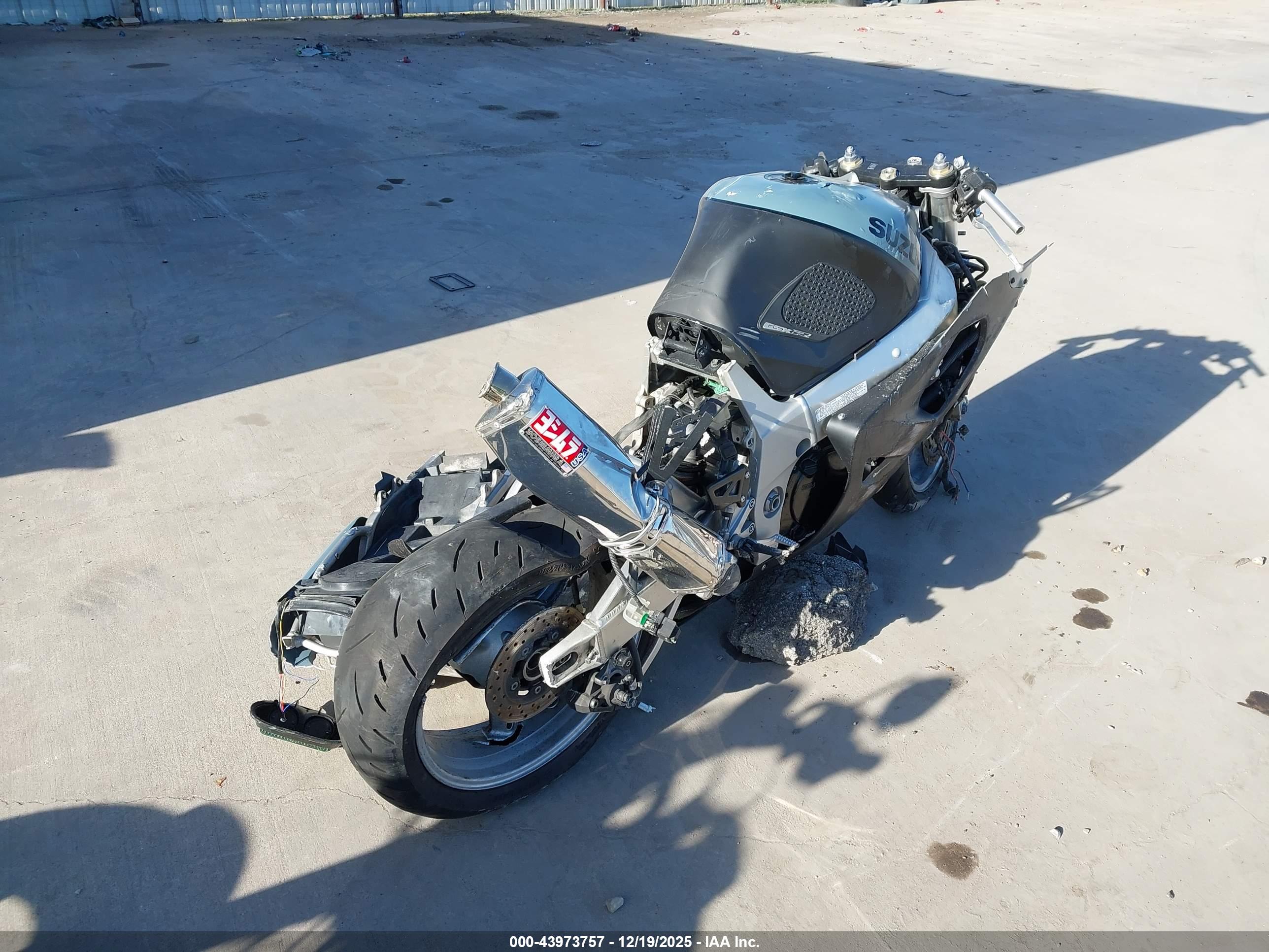 SUZUKI GSX-R750 image 4