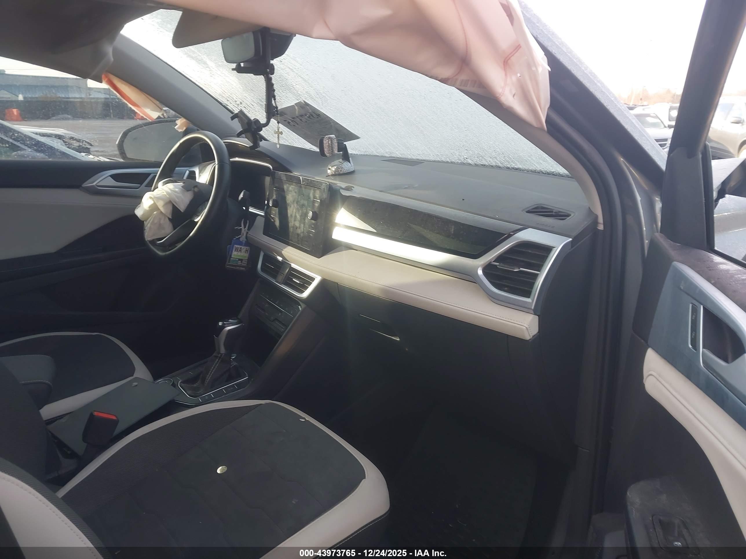 VOLKSWAGEN TAOS image 5