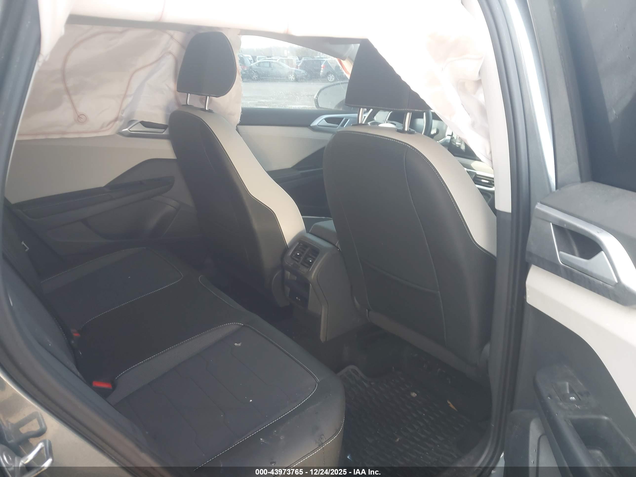 VOLKSWAGEN TAOS image 8
