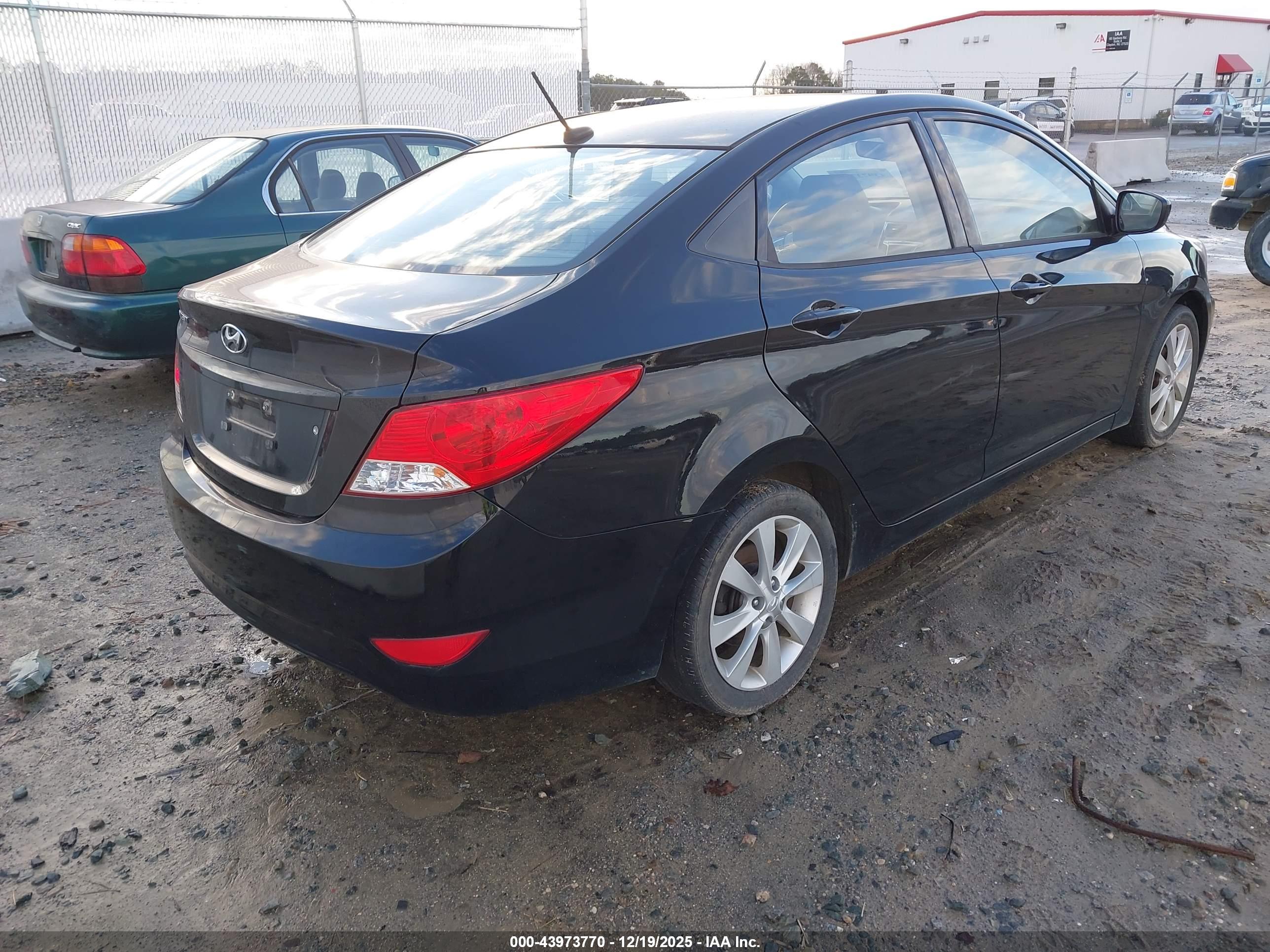 HYUNDAI ACCENT image 4