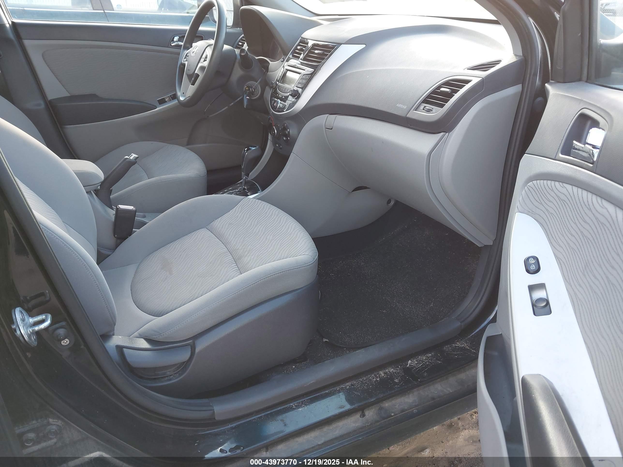 HYUNDAI ACCENT image 5
