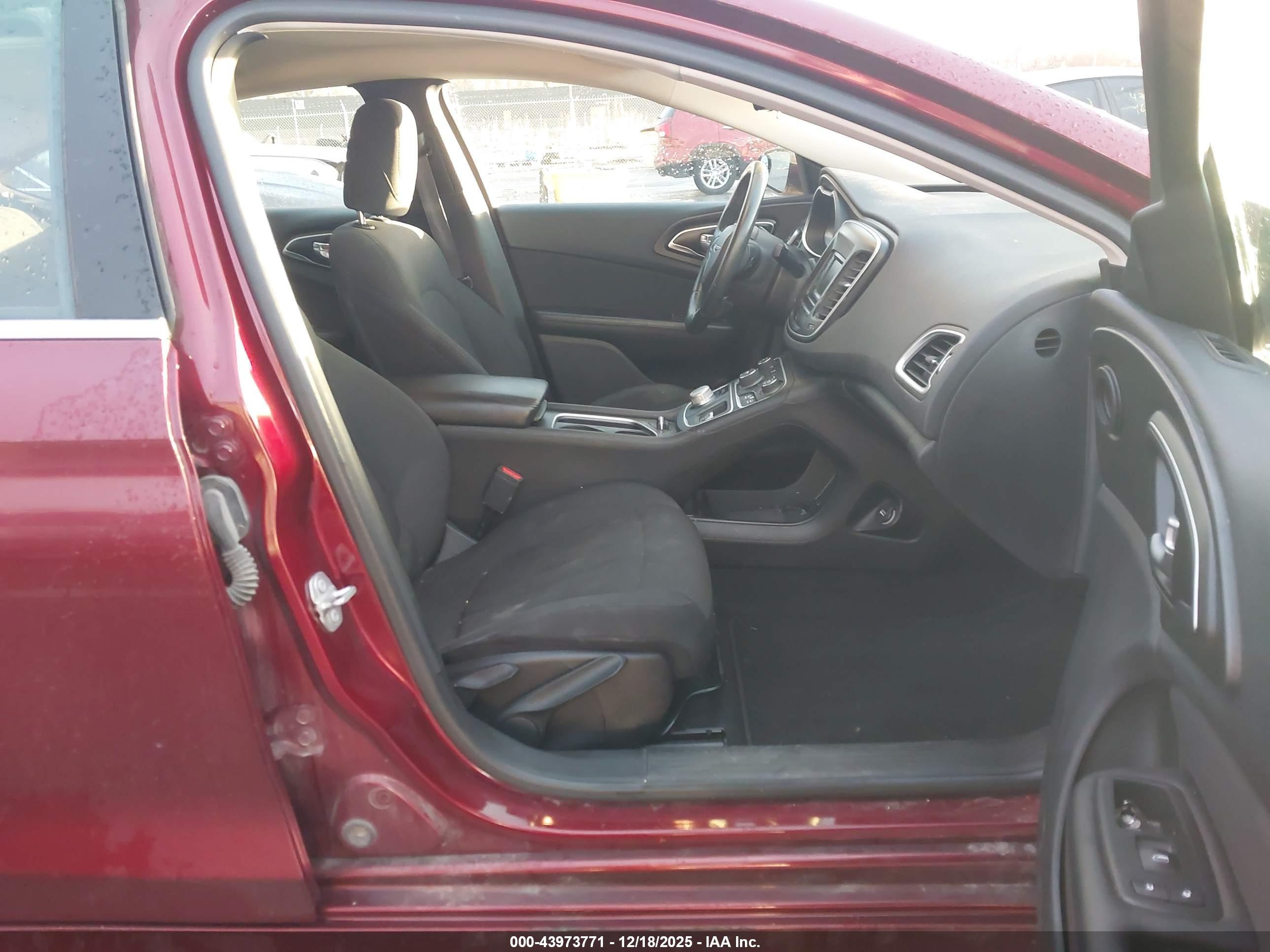 CHRYSLER 200 image 5