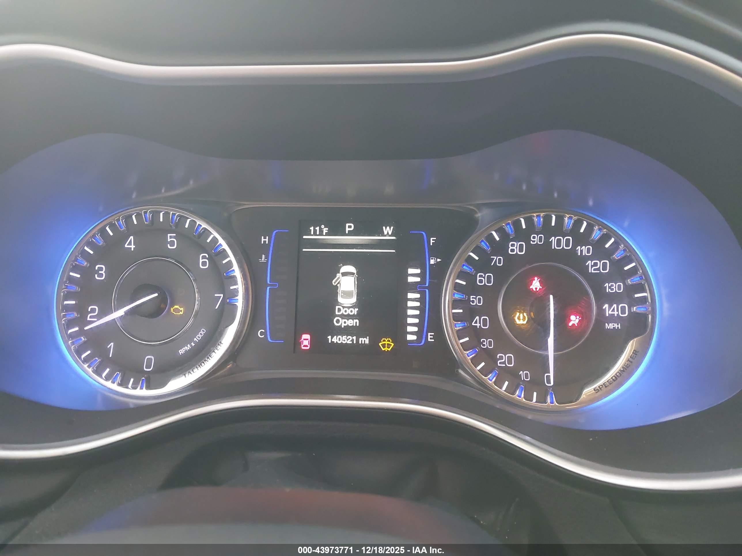 CHRYSLER 200 image 7