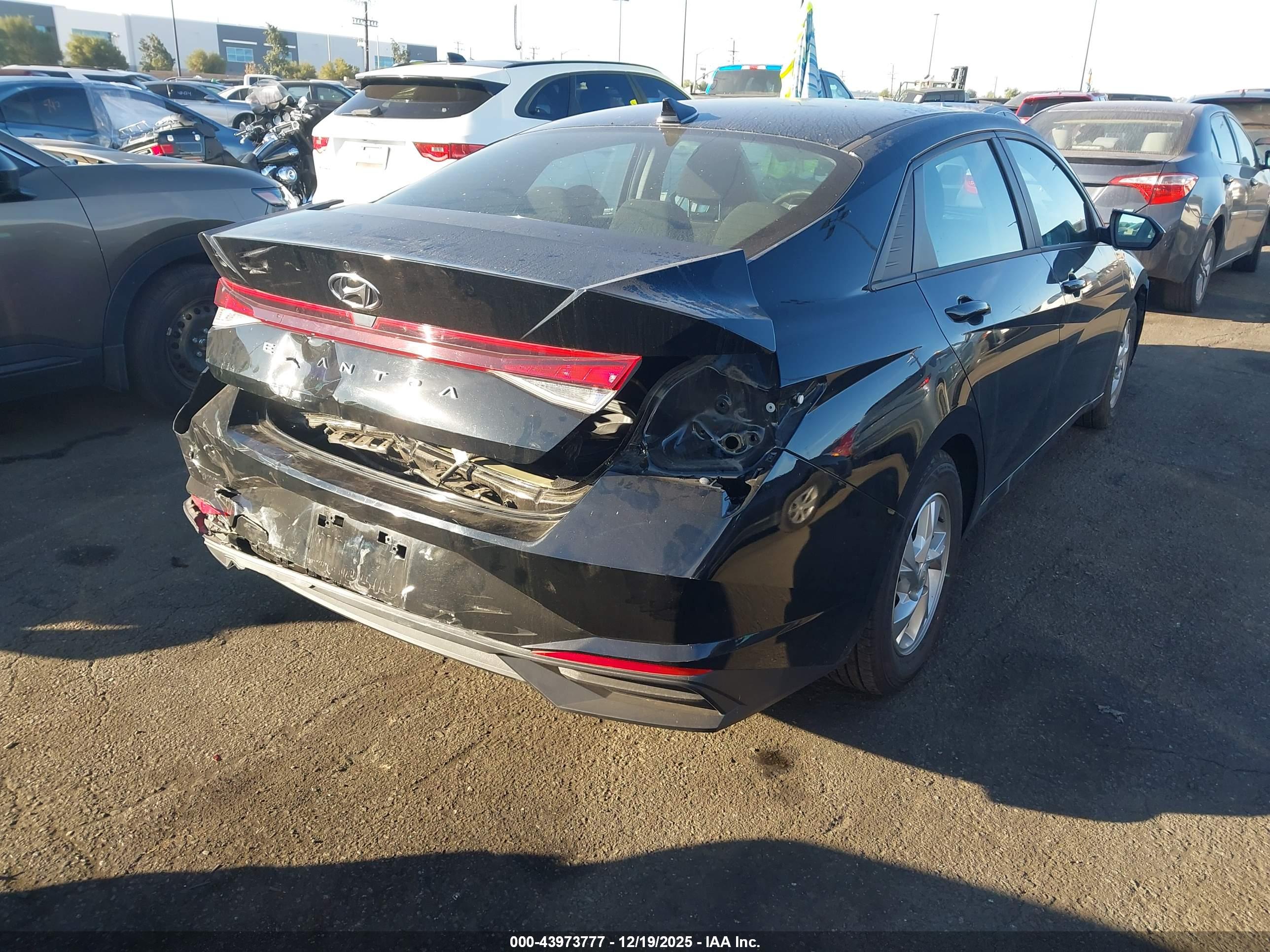 HYUNDAI ELANTRA image 4
