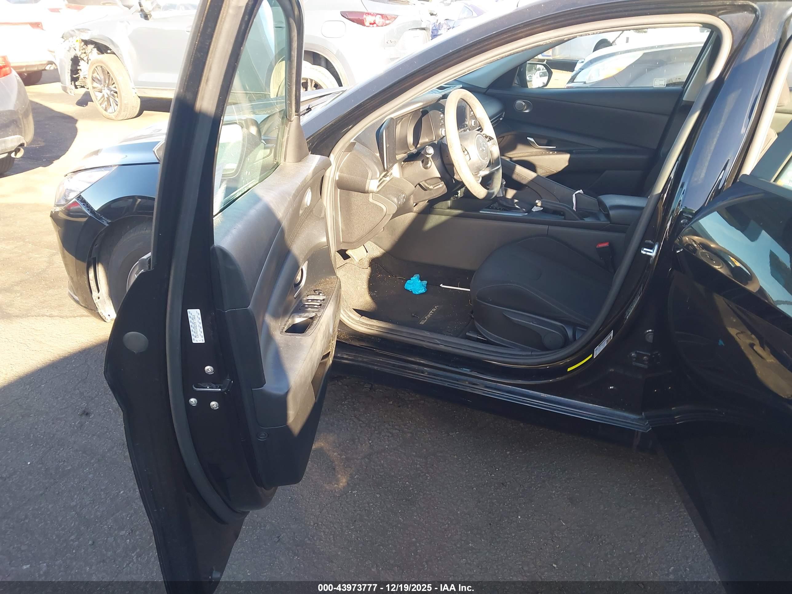 HYUNDAI ELANTRA image 5
