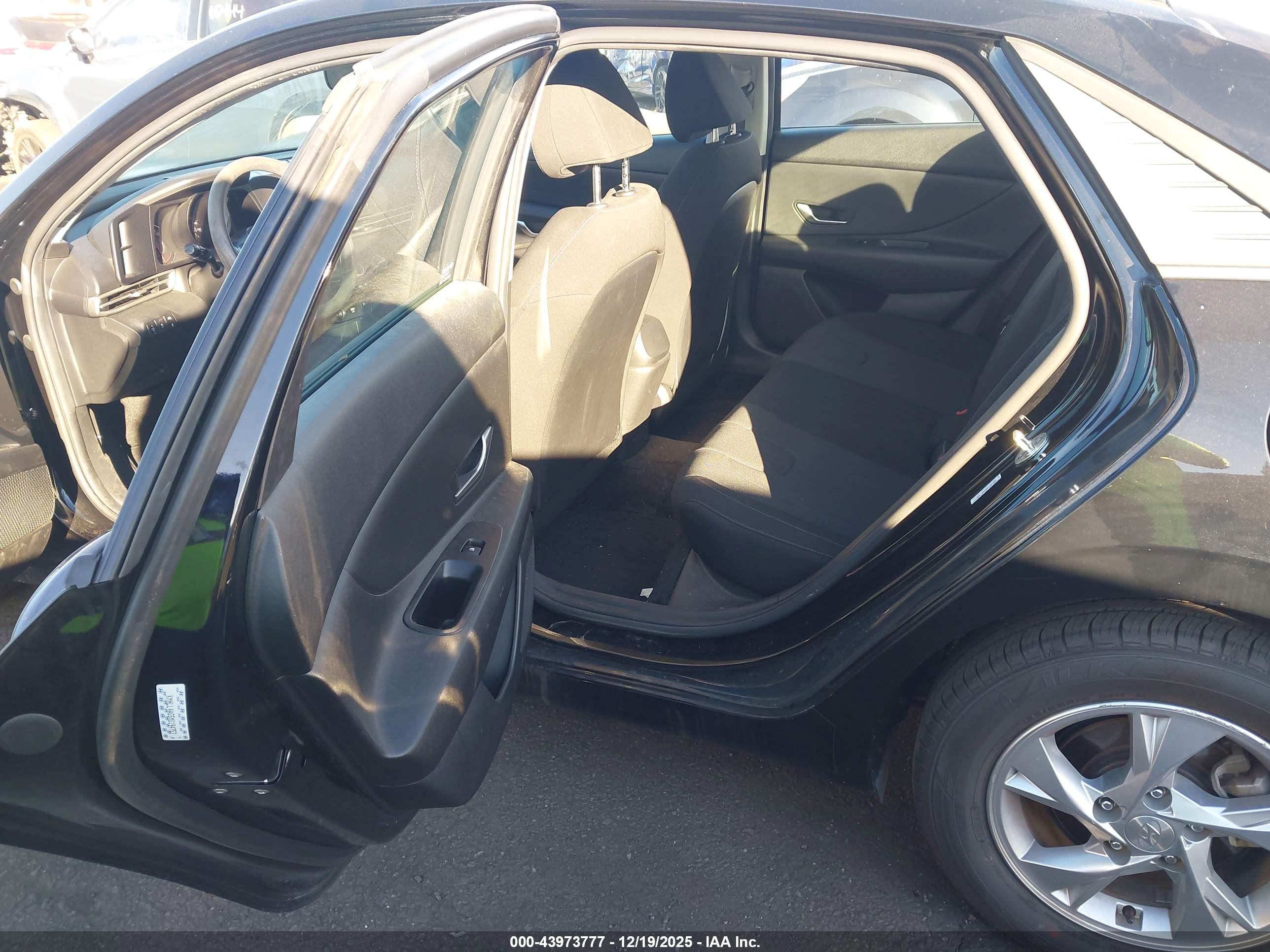 HYUNDAI ELANTRA image 8