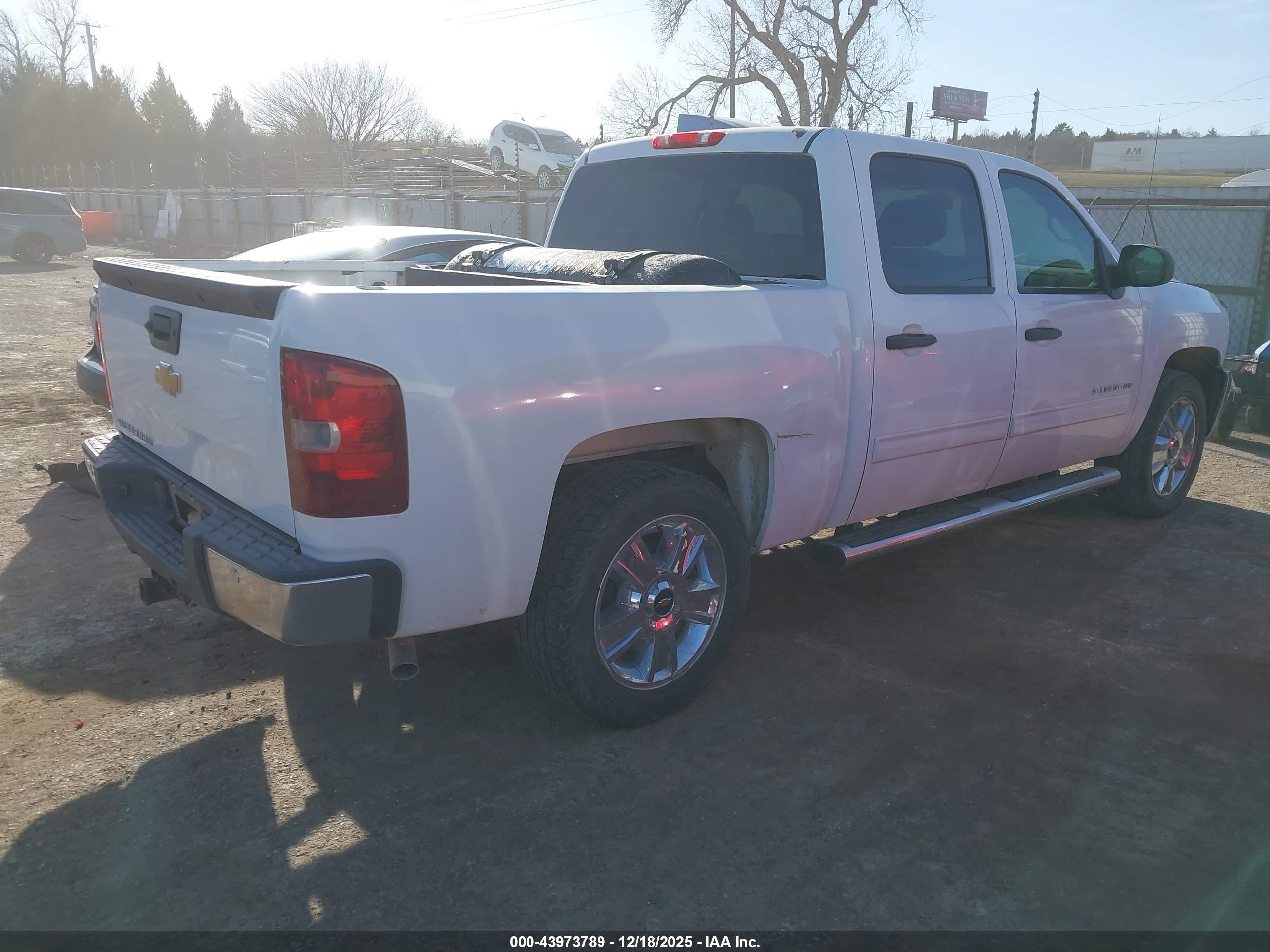 CHEVROLET SILVERADO image 4
