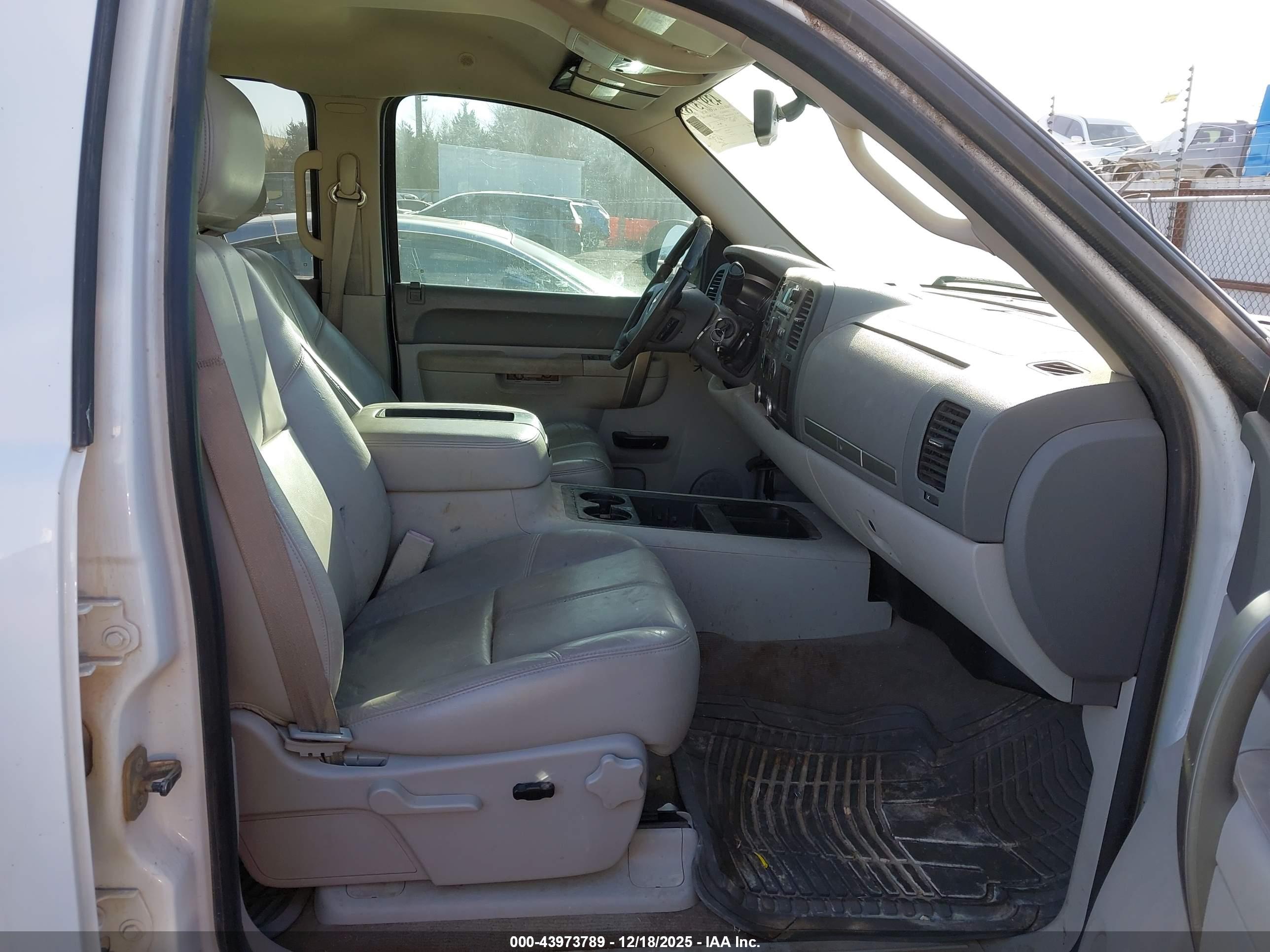 CHEVROLET SILVERADO image 5