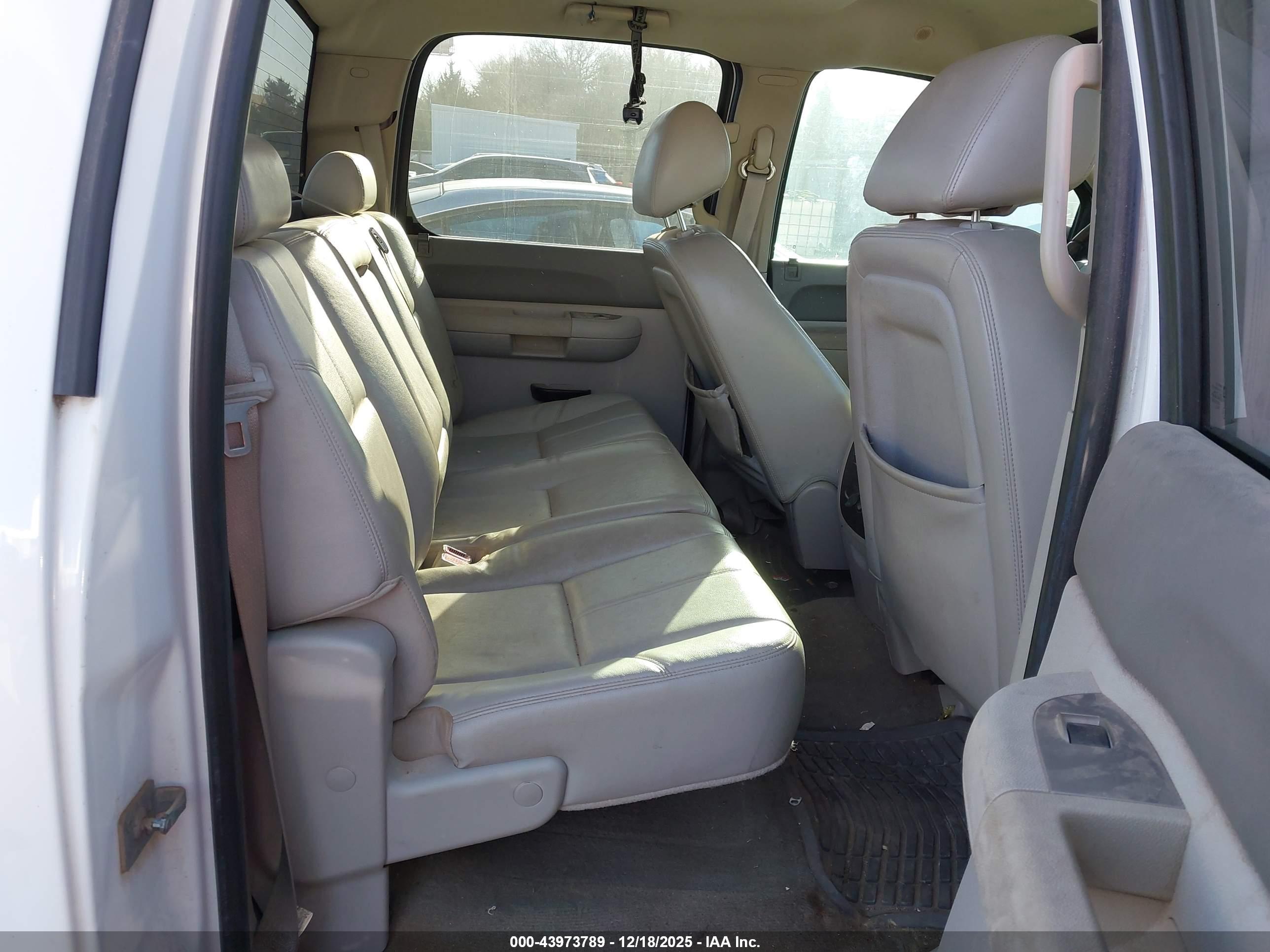 CHEVROLET SILVERADO image 8