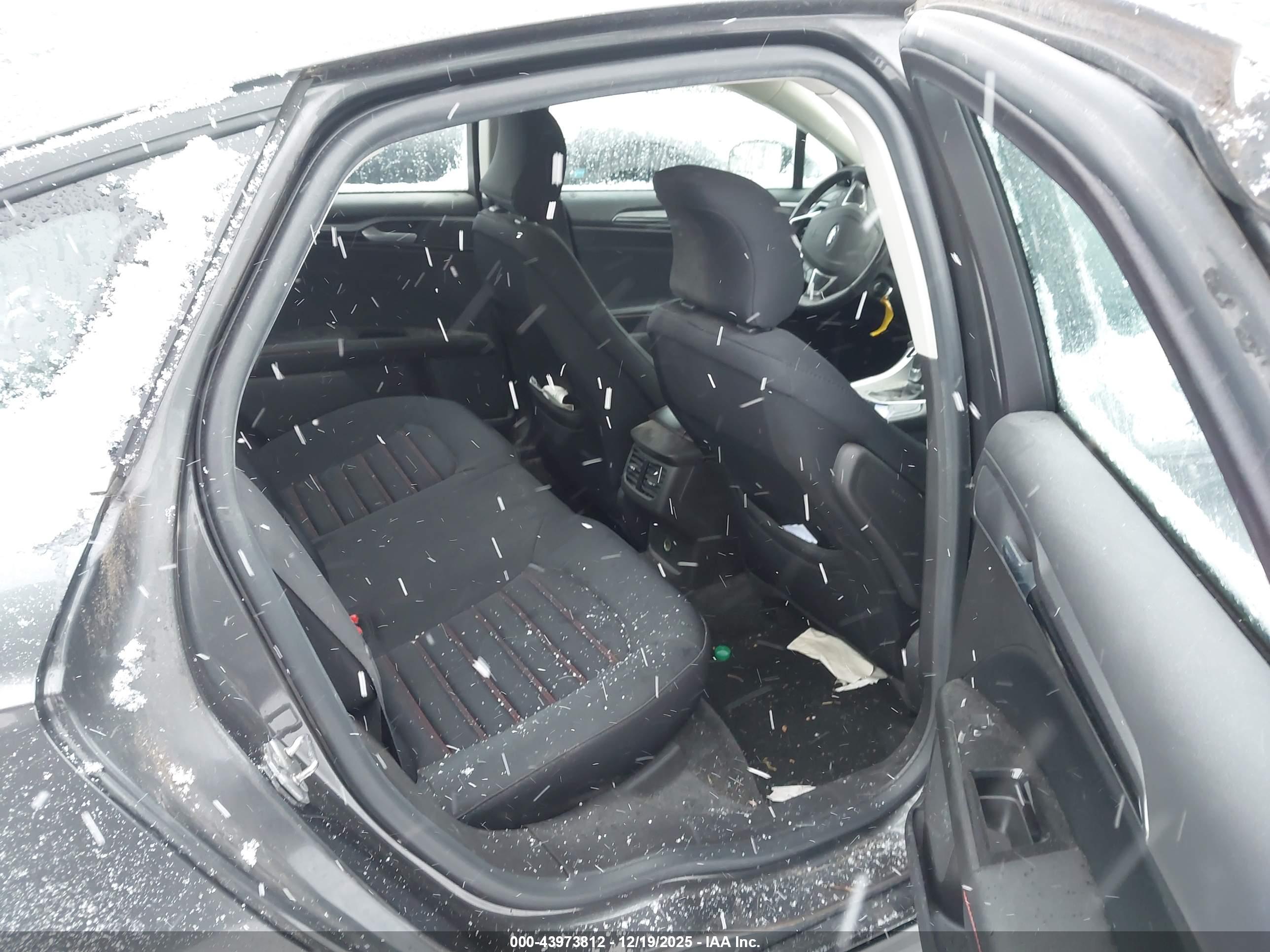 FORD FUSION image 8