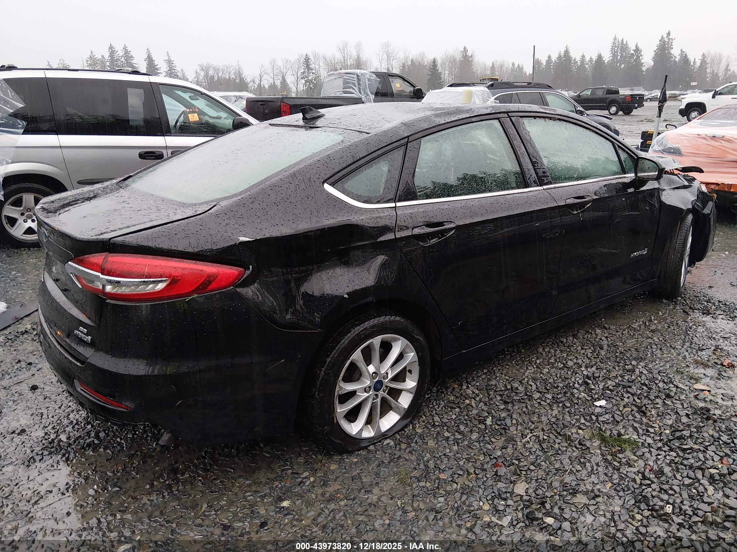 FORD FUSION image 4