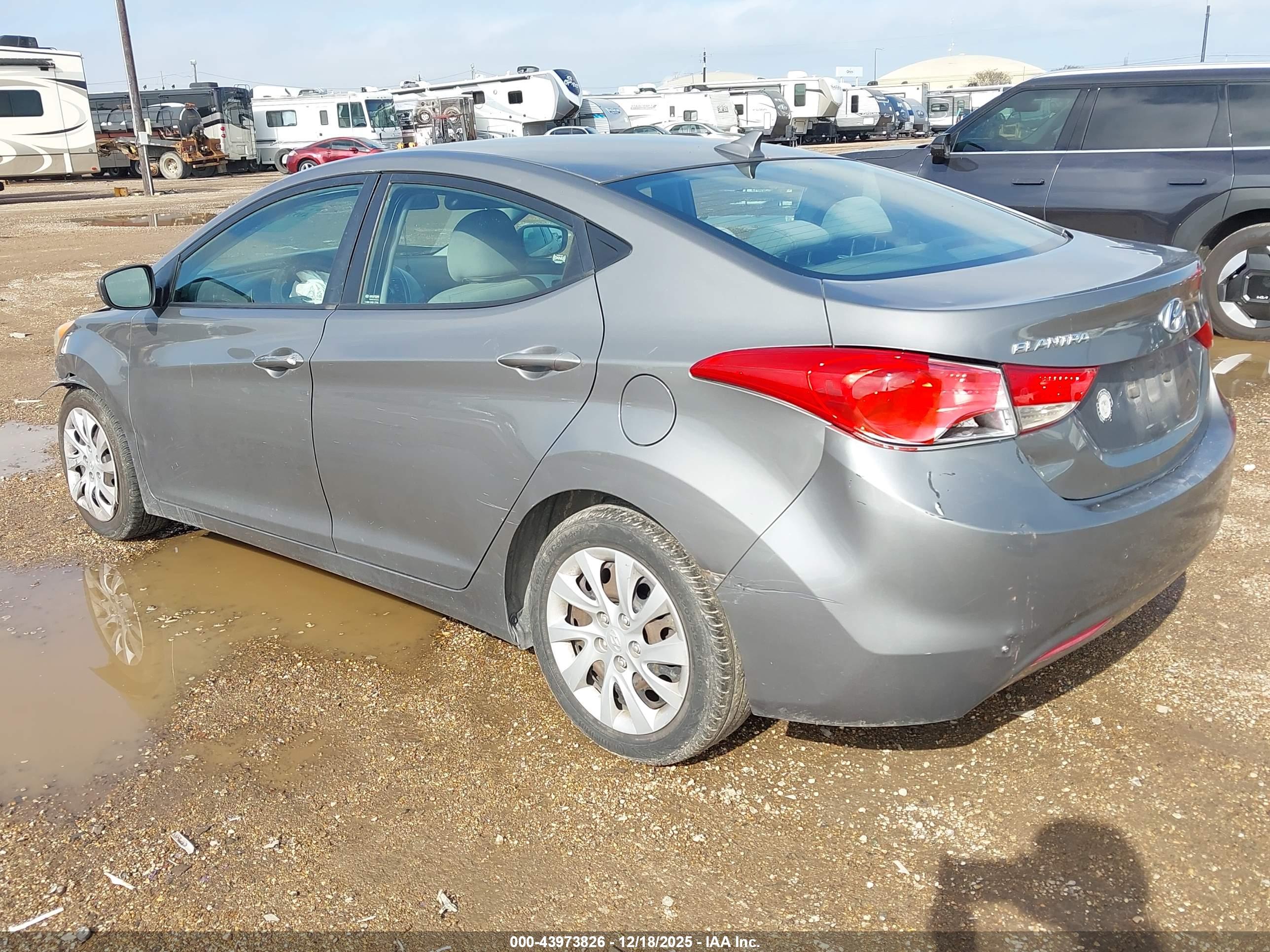 HYUNDAI ELANTRA image 3