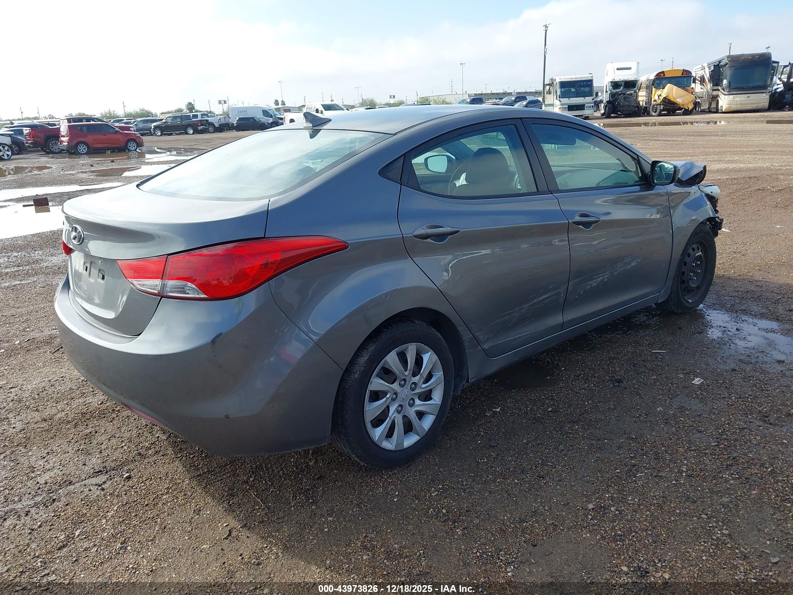 HYUNDAI ELANTRA image 4