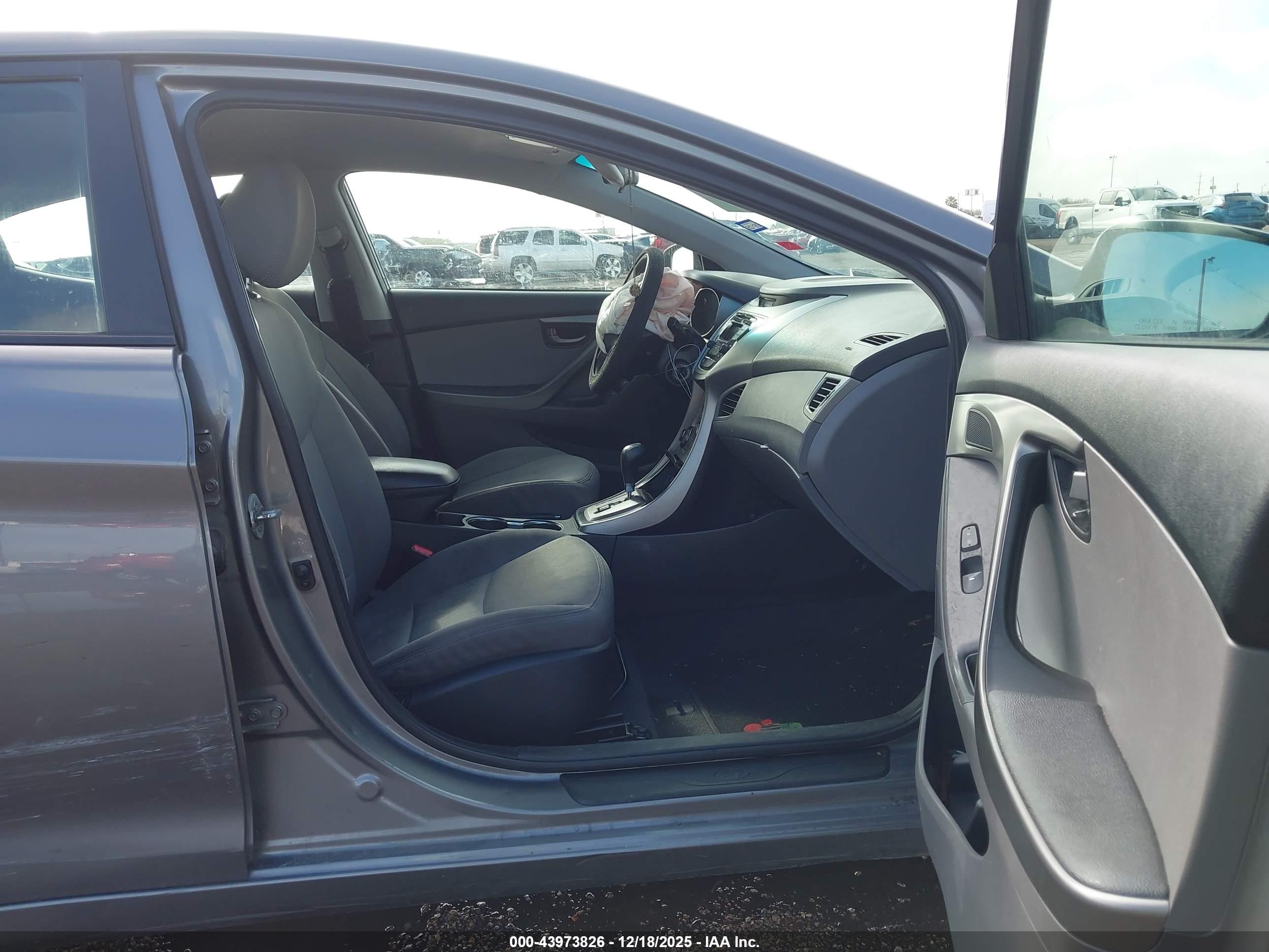 HYUNDAI ELANTRA image 5