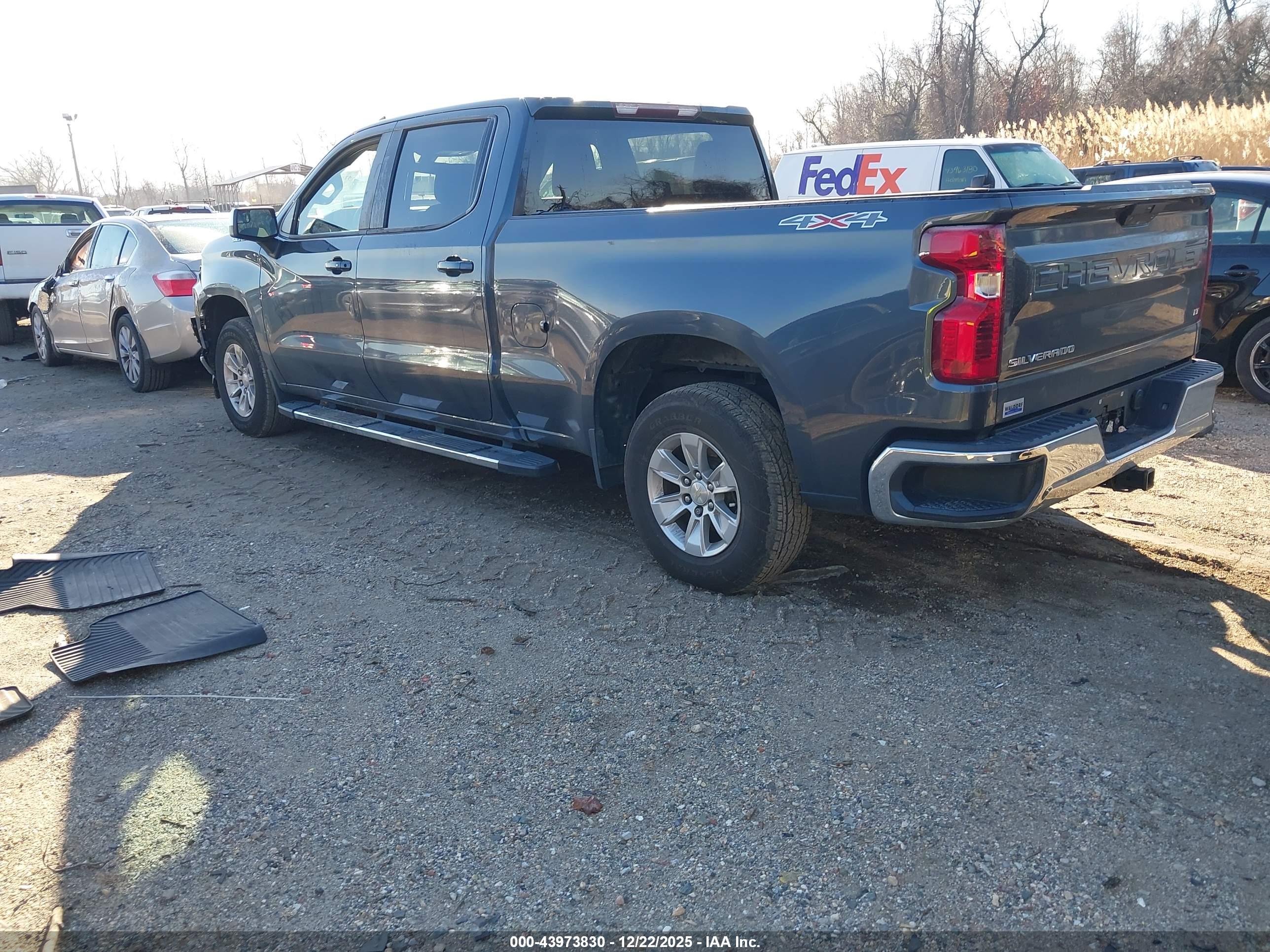 CHEVROLET SILVERADO image 3