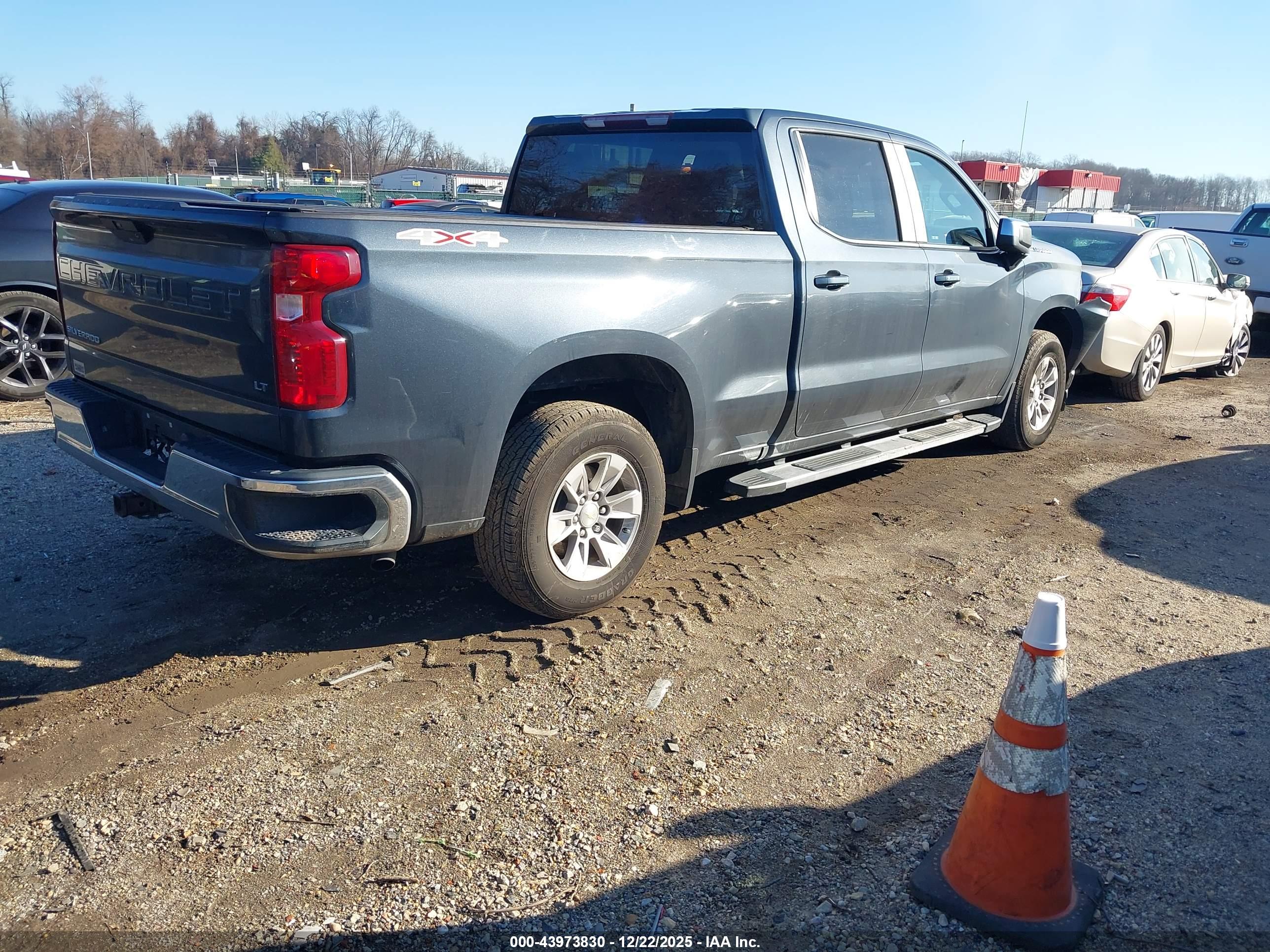 CHEVROLET SILVERADO image 4