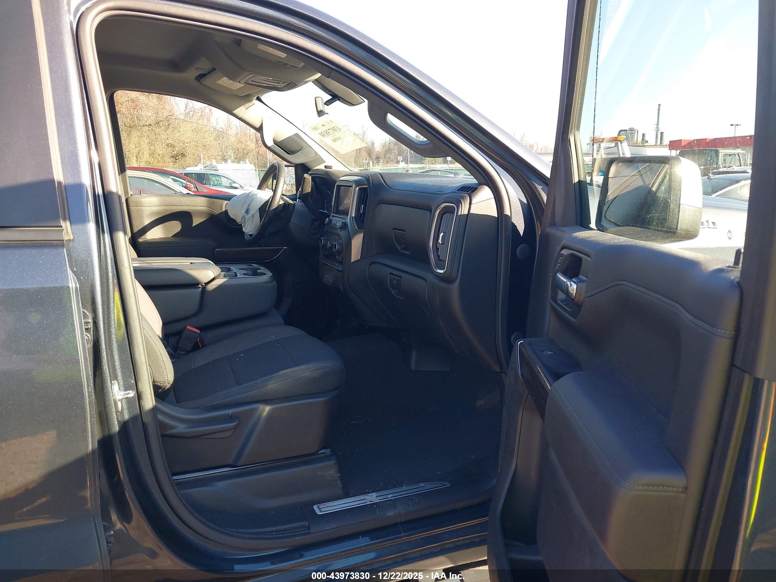 CHEVROLET SILVERADO image 5