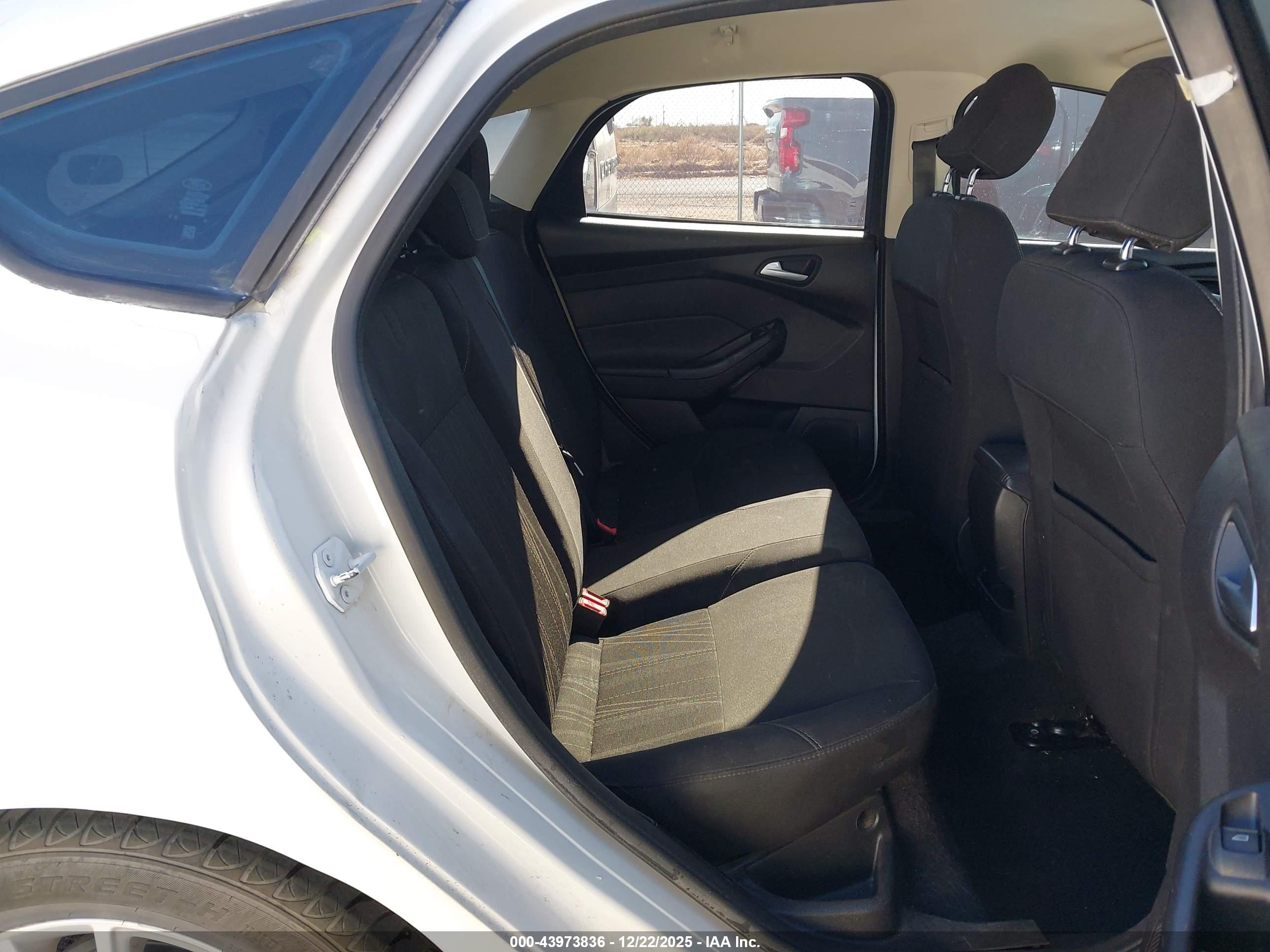 FORD FOCUS image 8