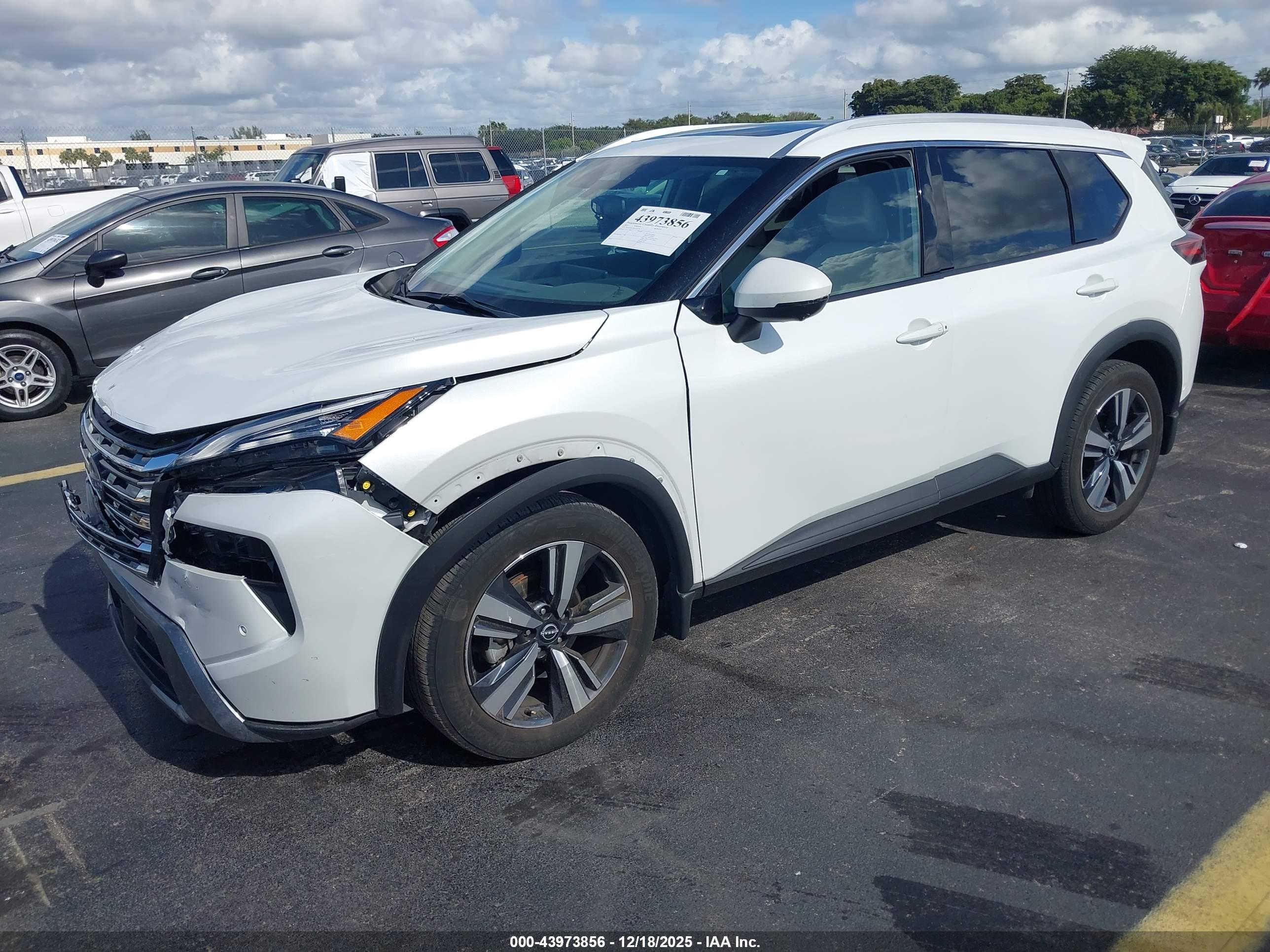 NISSAN ROGUE image 2