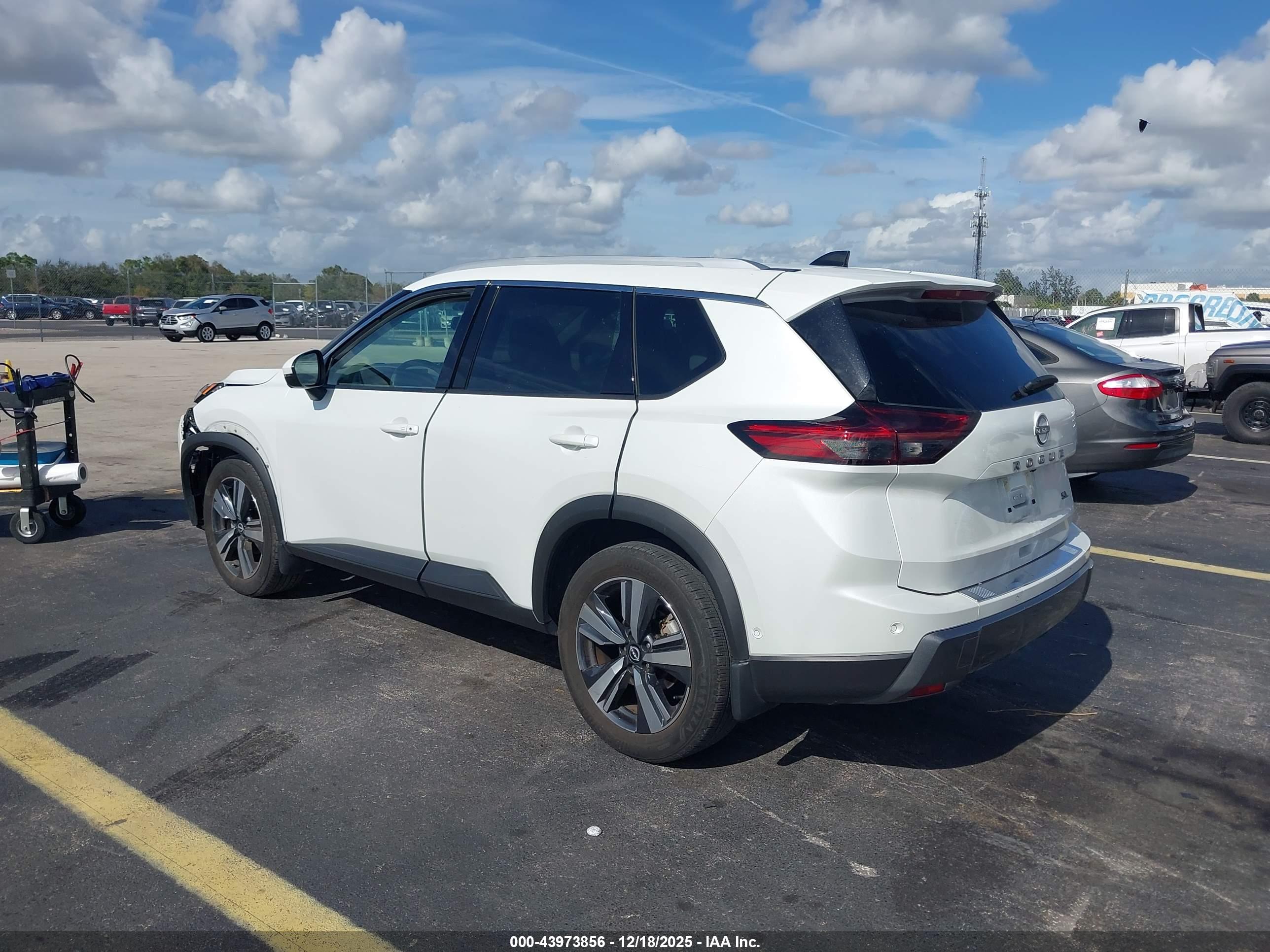 NISSAN ROGUE image 3