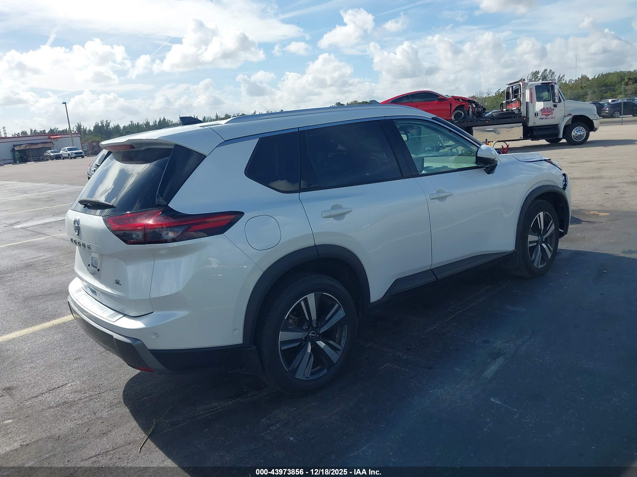 NISSAN ROGUE image 4