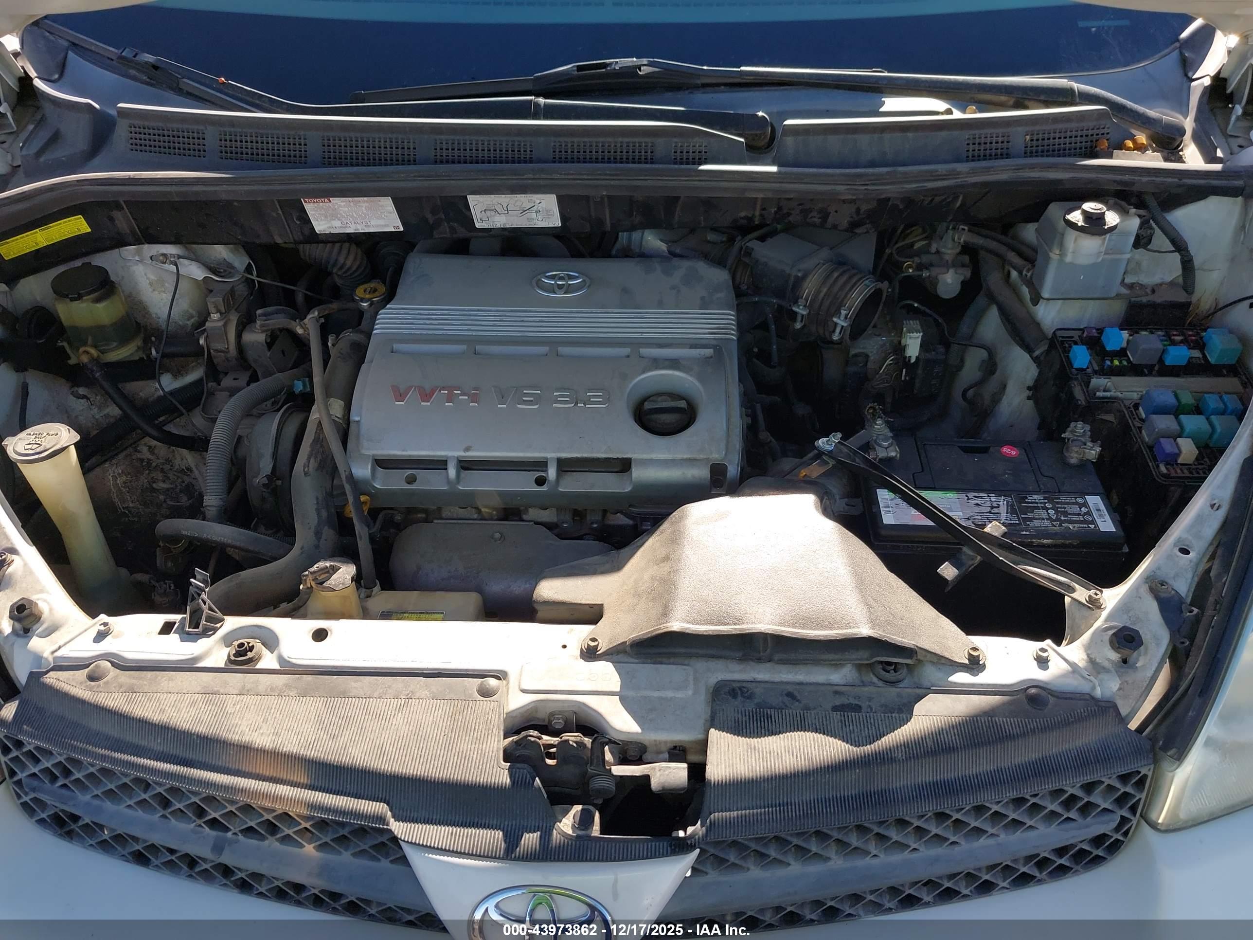 TOYOTA SIENNA image 10