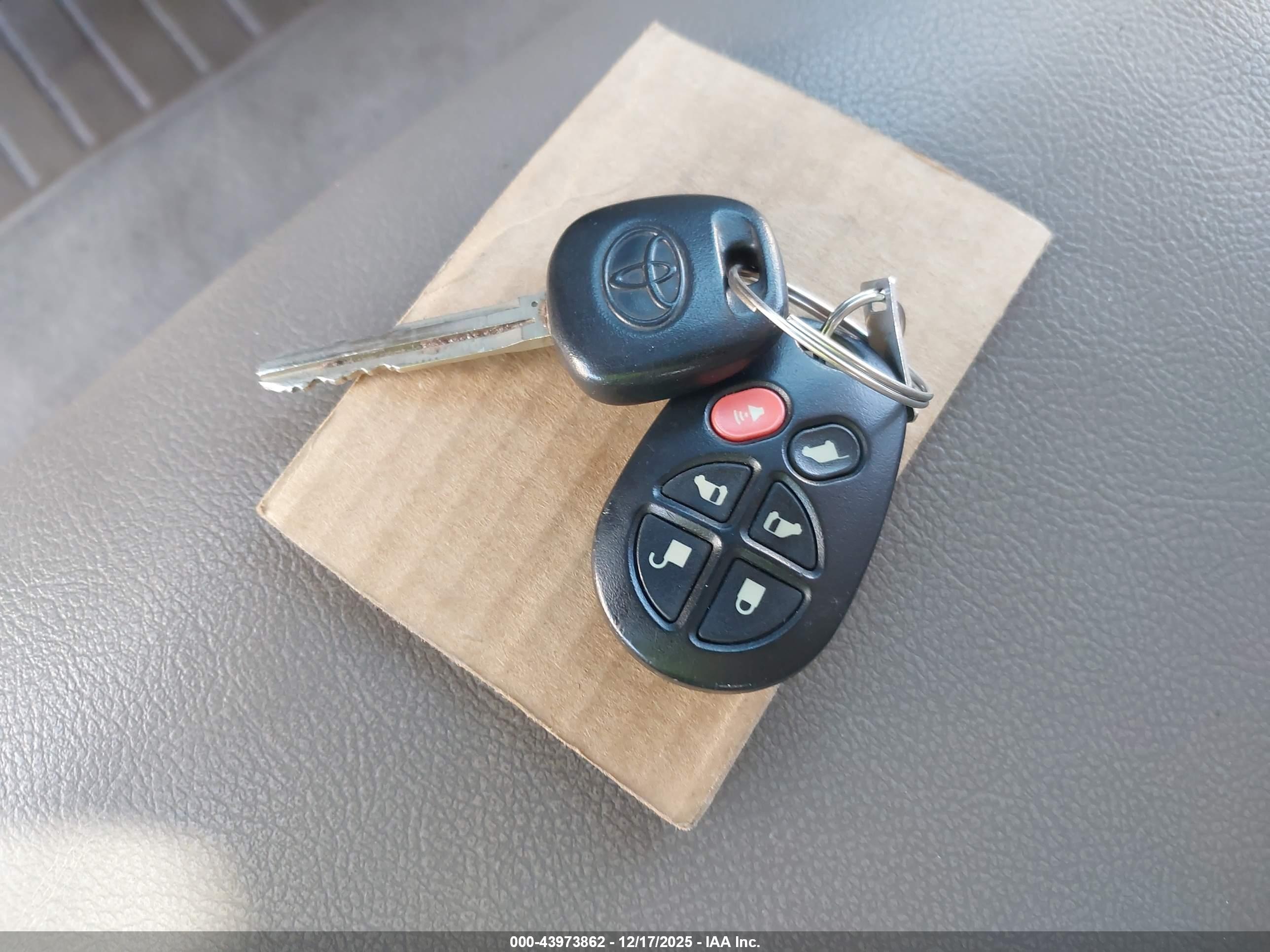 TOYOTA SIENNA image 11
