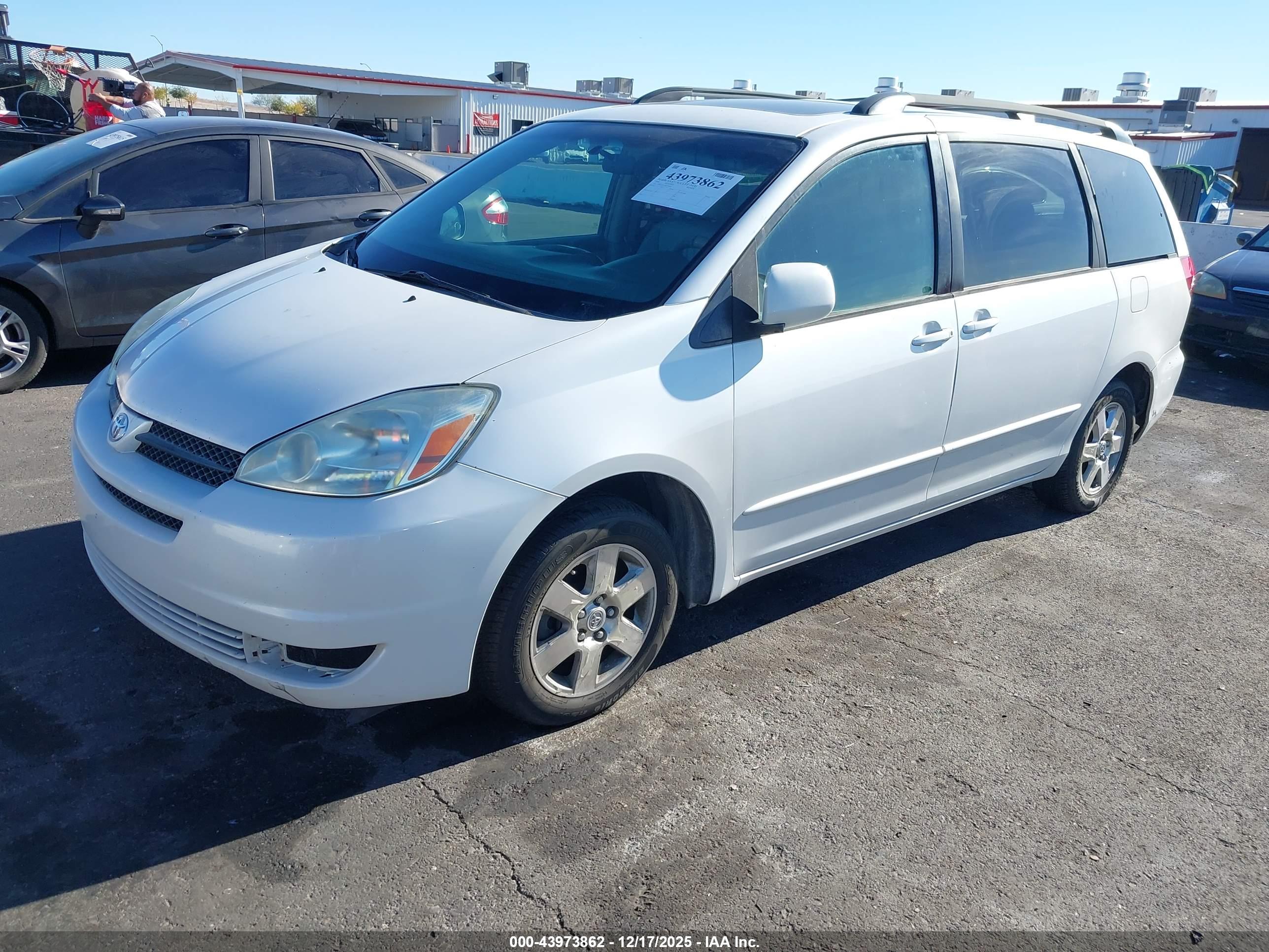 TOYOTA SIENNA image 2
