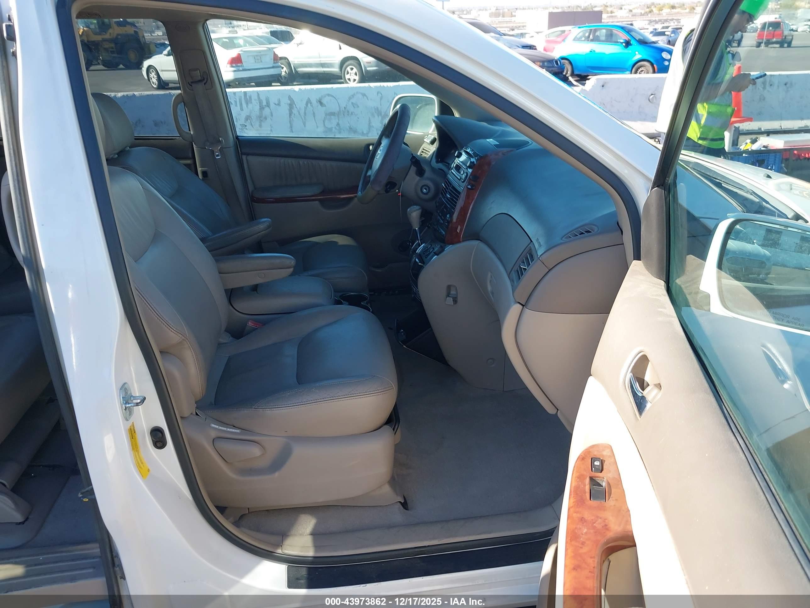 TOYOTA SIENNA image 5