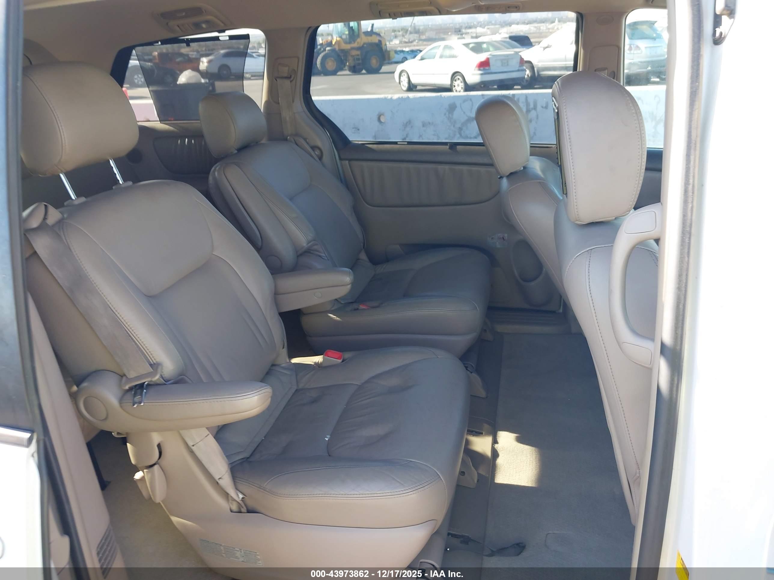 TOYOTA SIENNA image 8