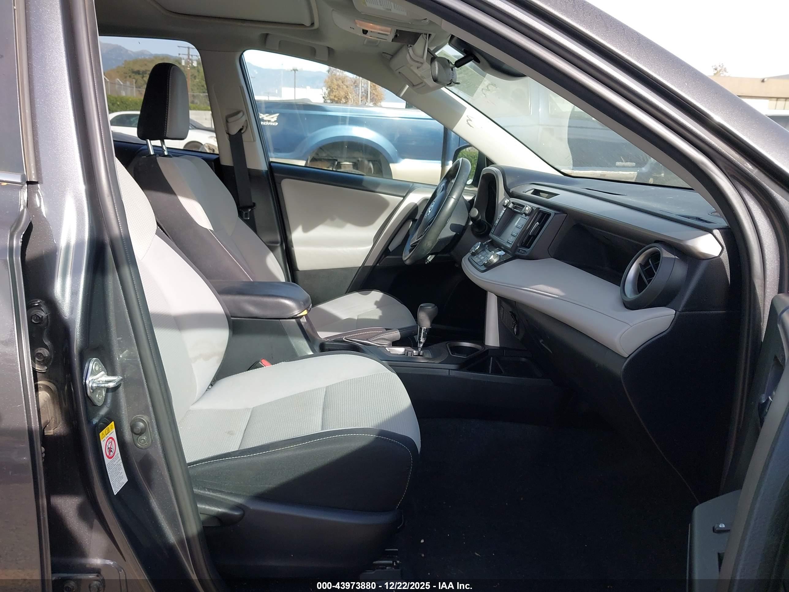 TOYOTA RAV4 image 5