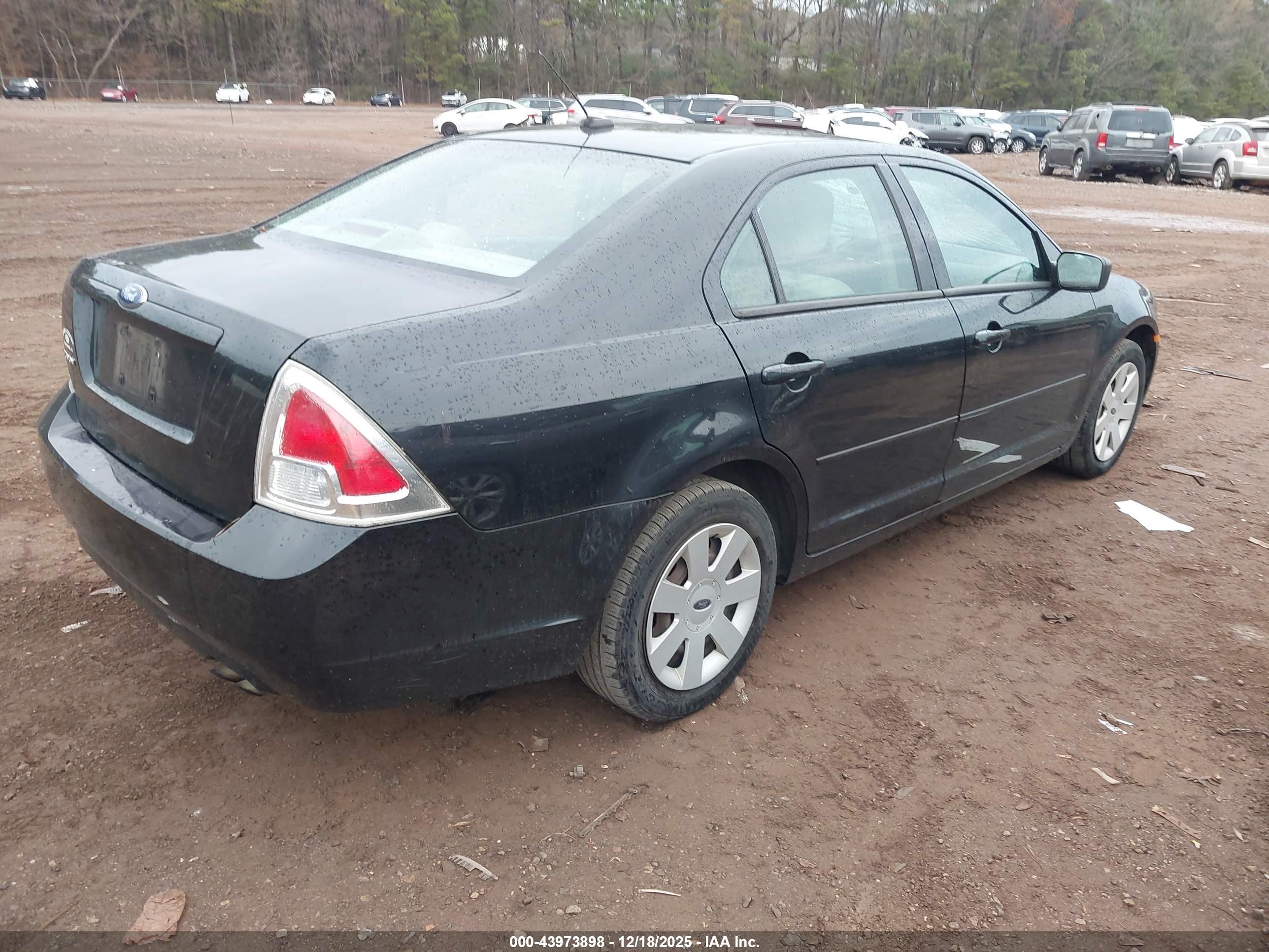 FORD FUSION image 4